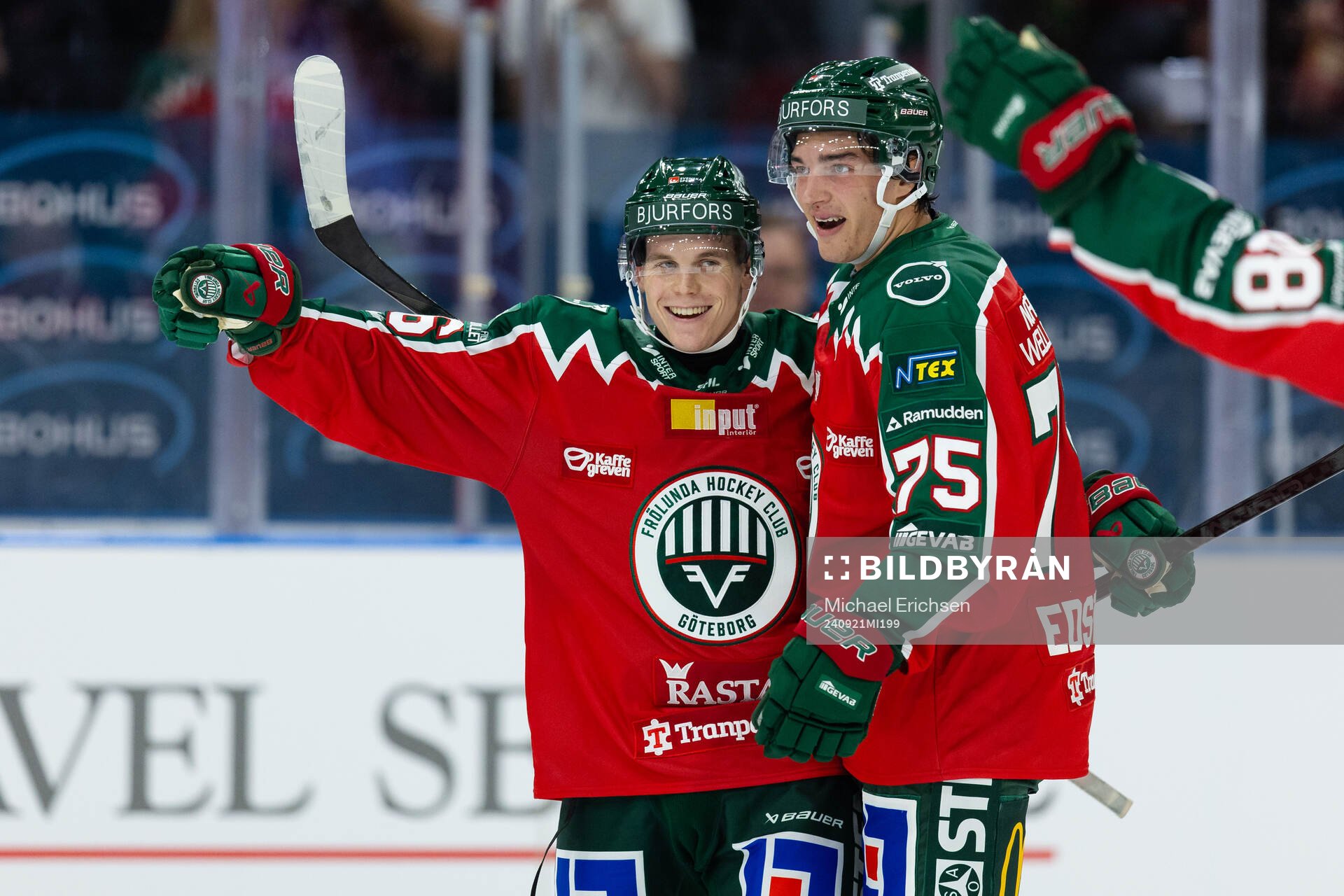 Frölundas Dominik Egli jublar ihop med David Edstrom