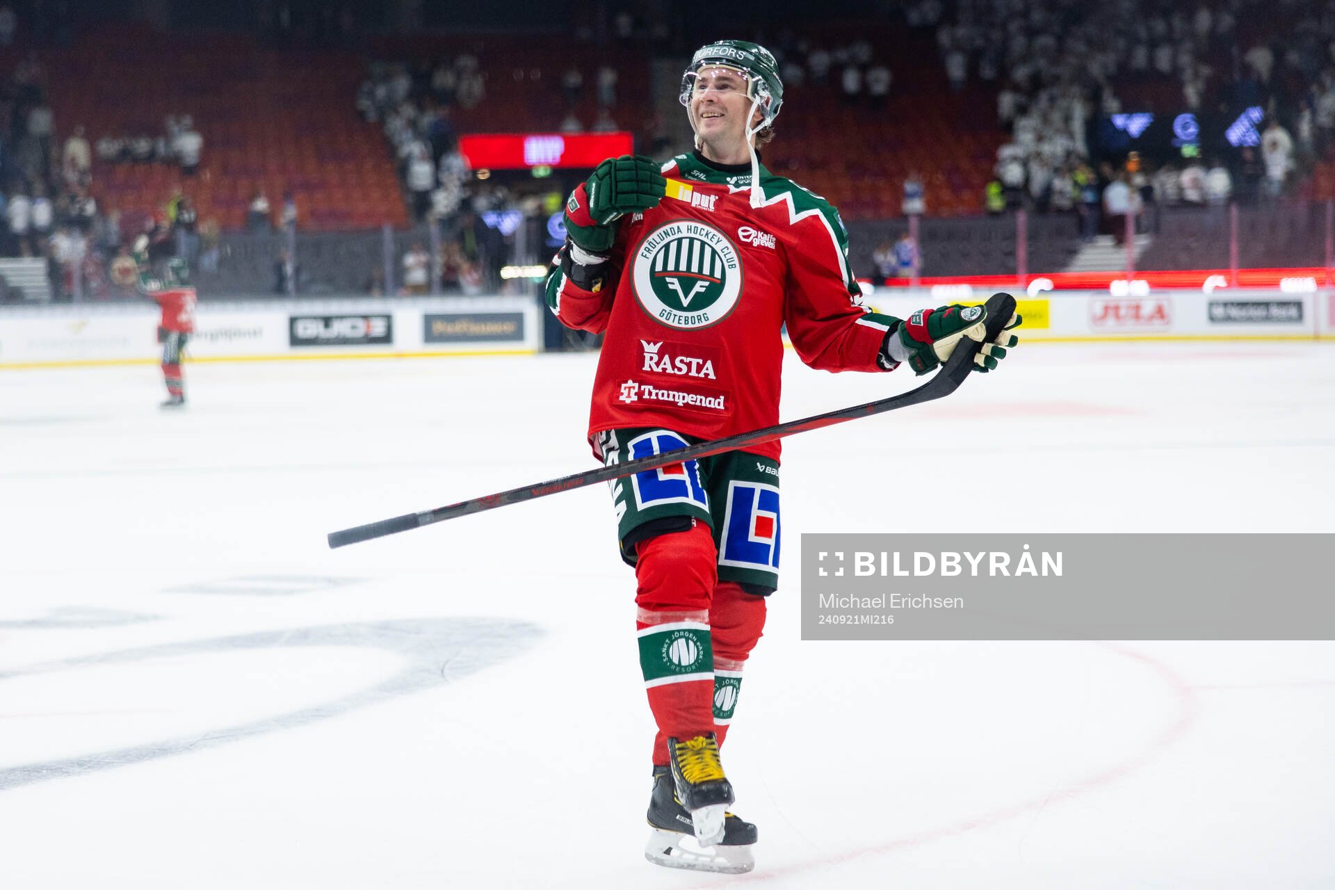Frölundas Mikael Ruohomaa jublar och tackar publiken