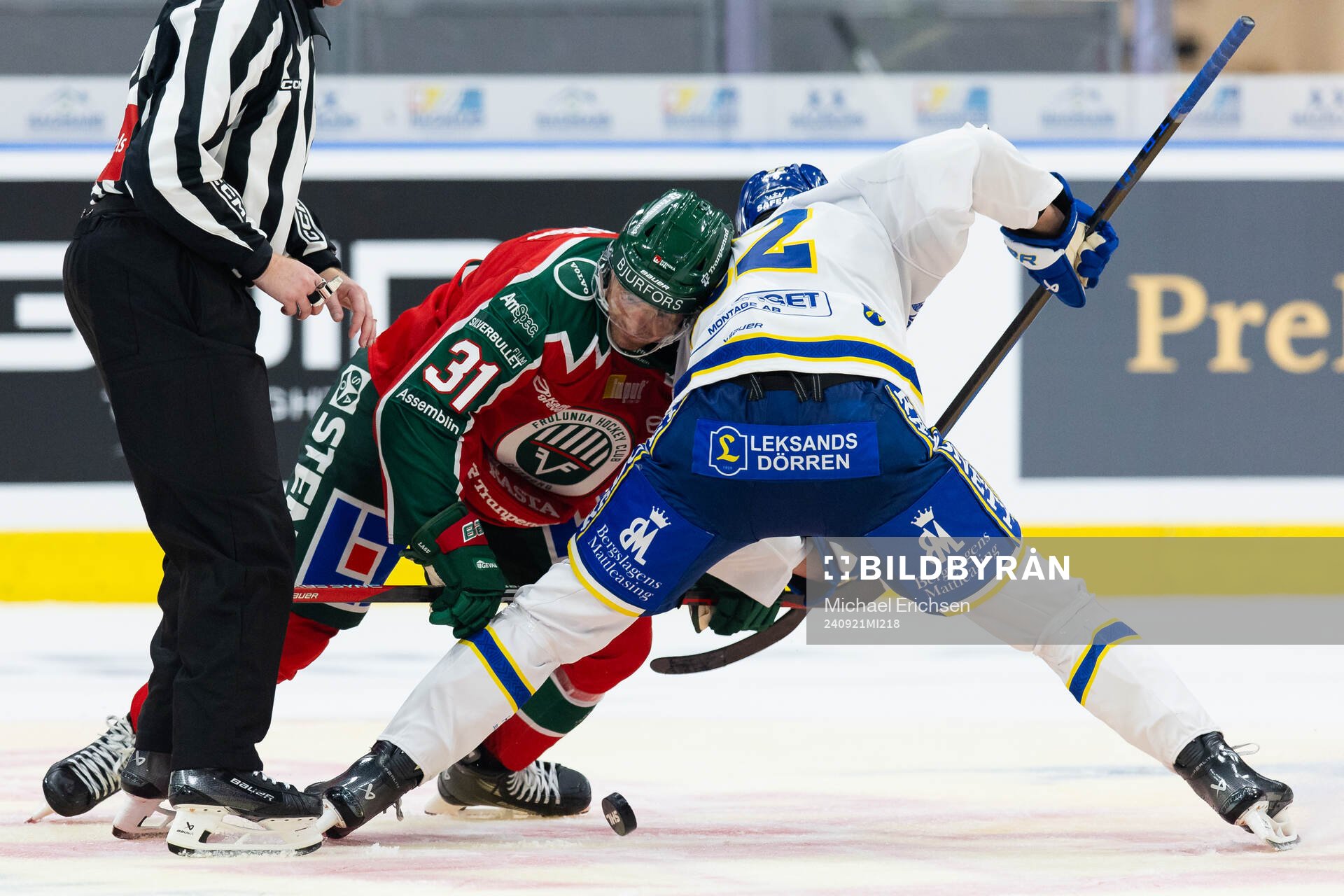 Frölundas Nicklas Lasu tekar mot Leksands Lukas Vejdemo
