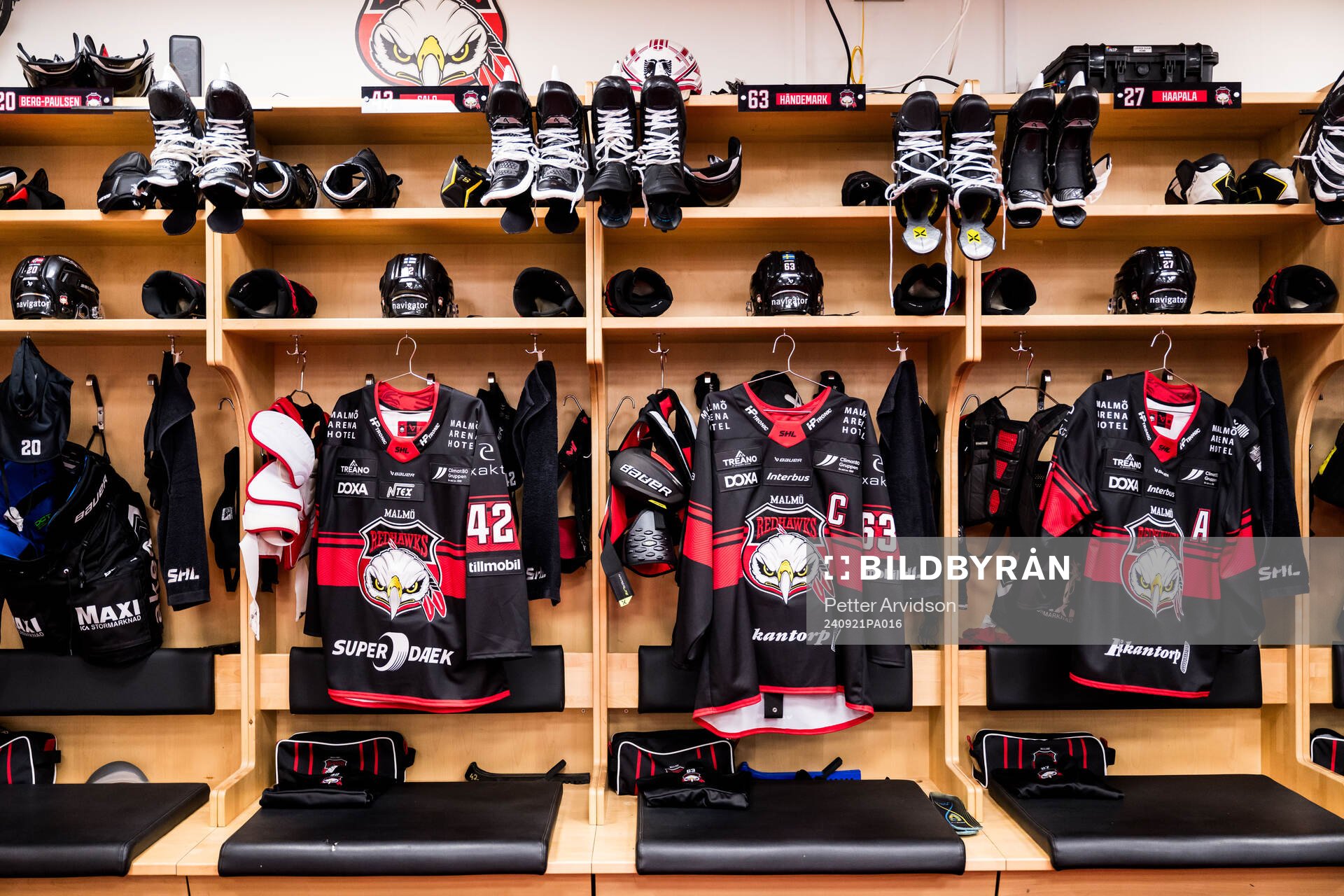 Tröjor i Malmö Redhawks omklädningsrum