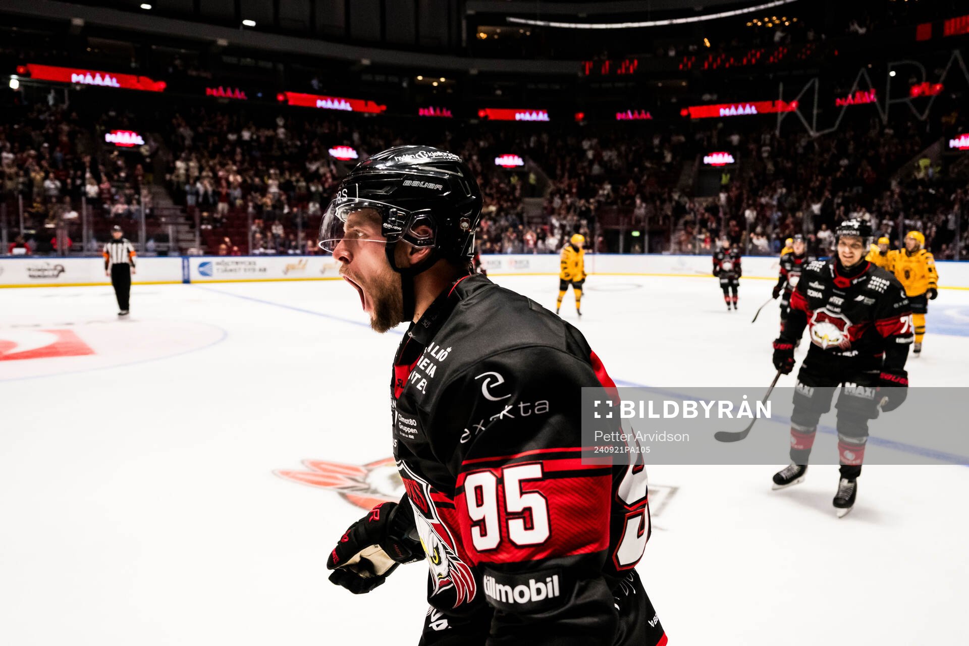 Malmö Redhawks Carl Persson jublar