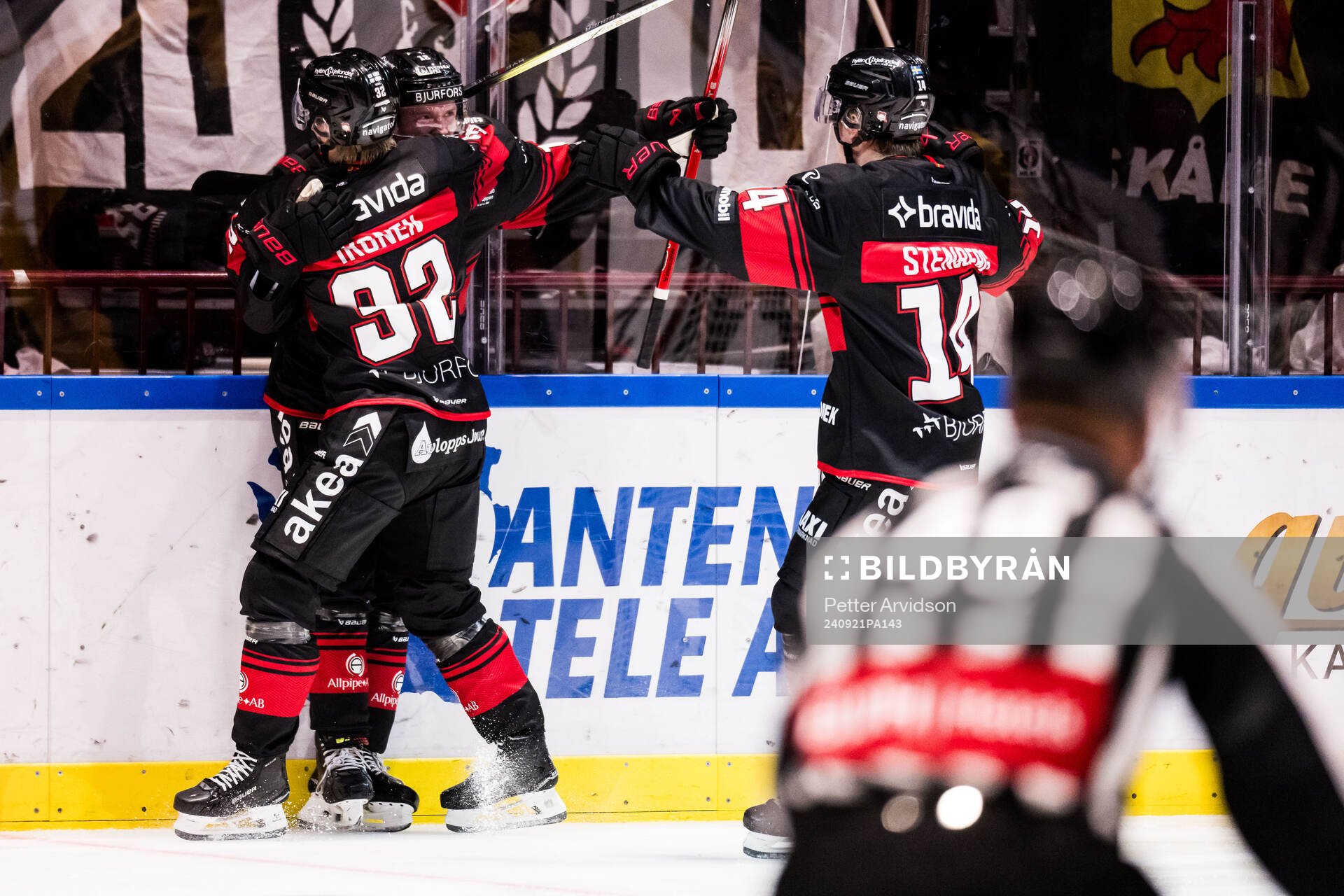 Malmö Redhawks Linus Öberg och Joona Ikonen jublar