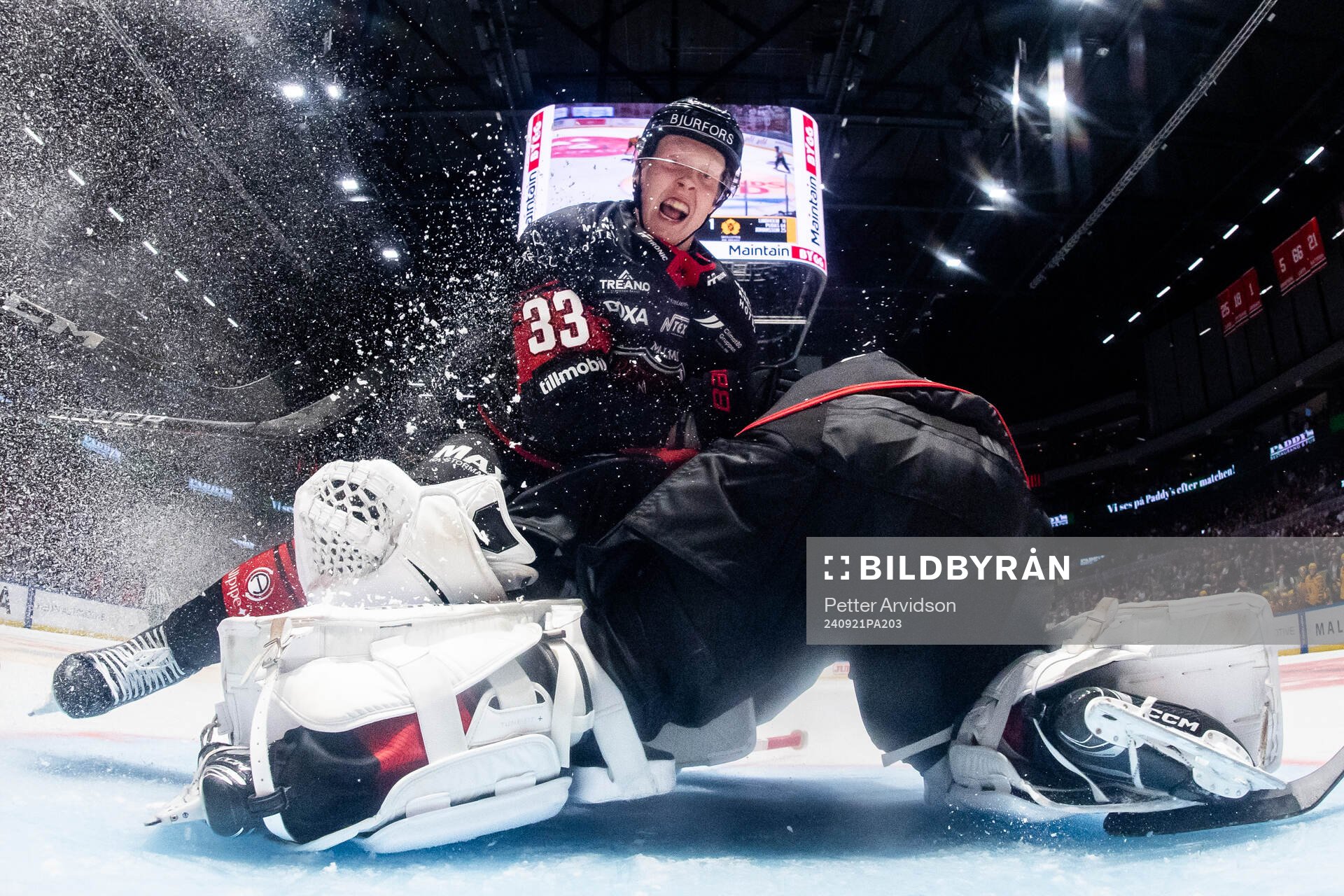 Malmö Redhawks Lassi Thomson kolliderar med målvakt