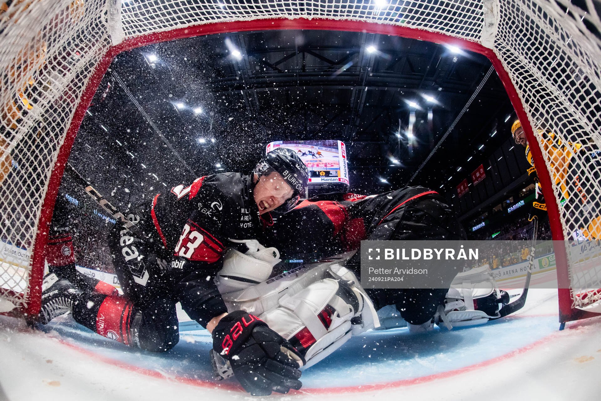 Malmö Redhawks Lassi Thomson kolliderar med målvakt