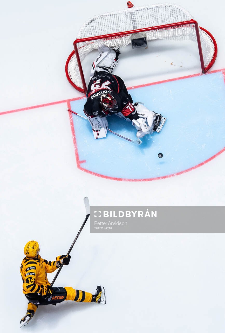 Skellefteås Andreas Johnson skjuter mot Malmö Redhawks