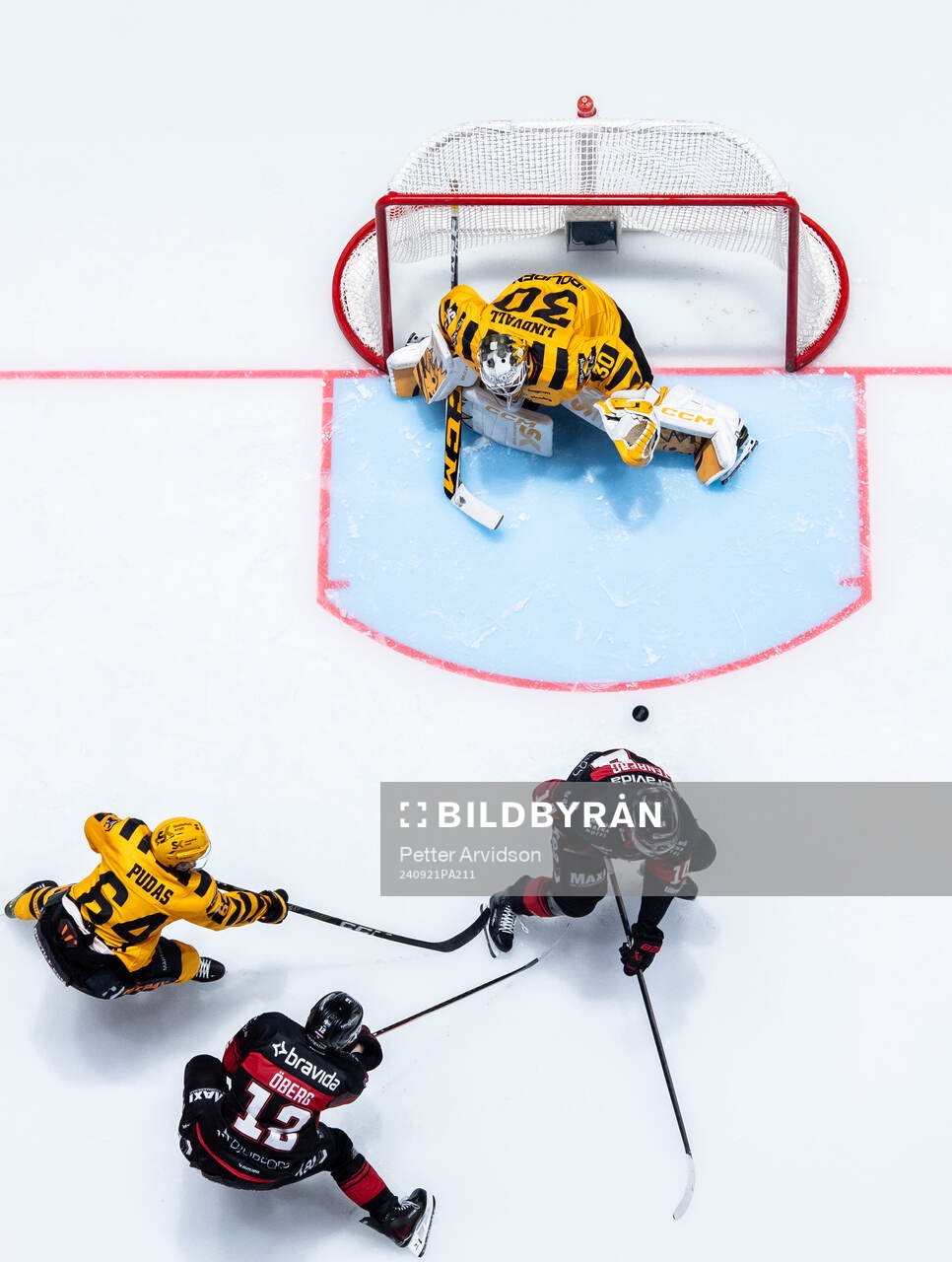 Malmö Redhawks Linus Öberg skjuter in 3-1 målet mot