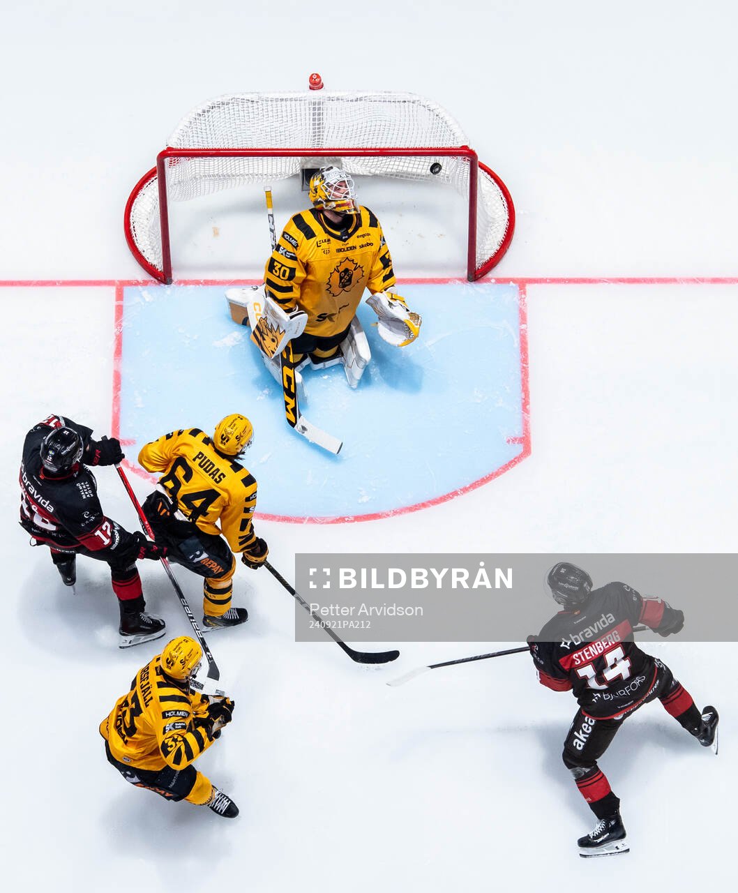 Malmö Redhawks Linus Öberg skjuter in 3-1 målet mot