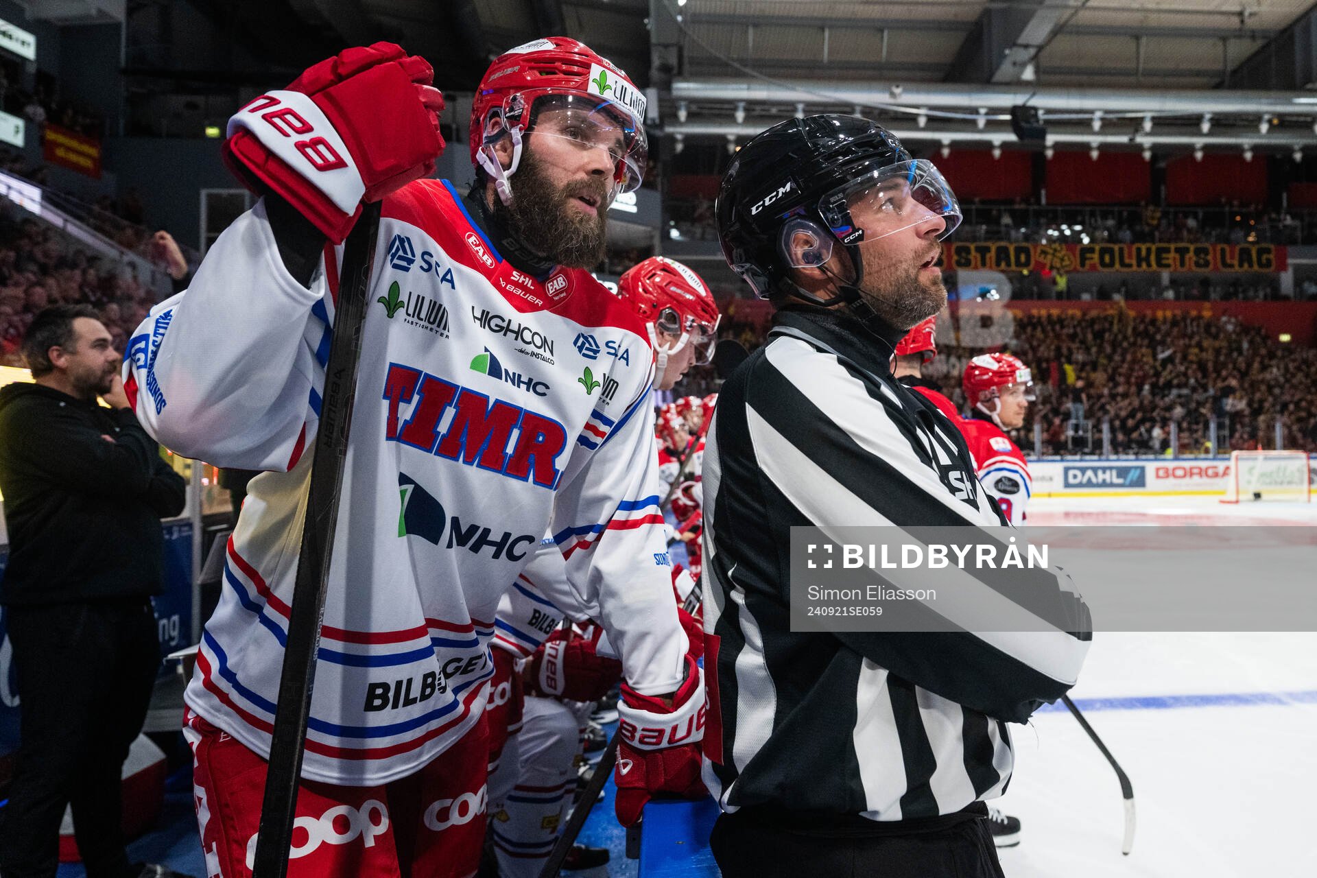 Timrås Per Svensson och linjedomare Emil Yletyinen