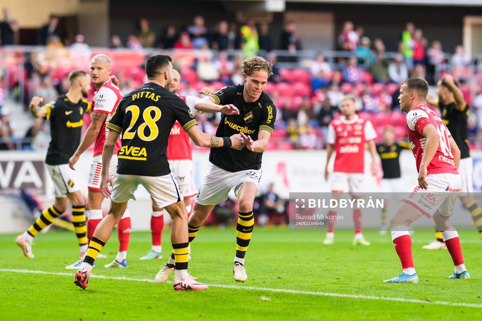 AIKs Onni Valakari jublar efter 0-1 under fotbollsmatchen i Allsvenskan mellan Kalmar och AIK den 21 september 2024 i Kalmar. 