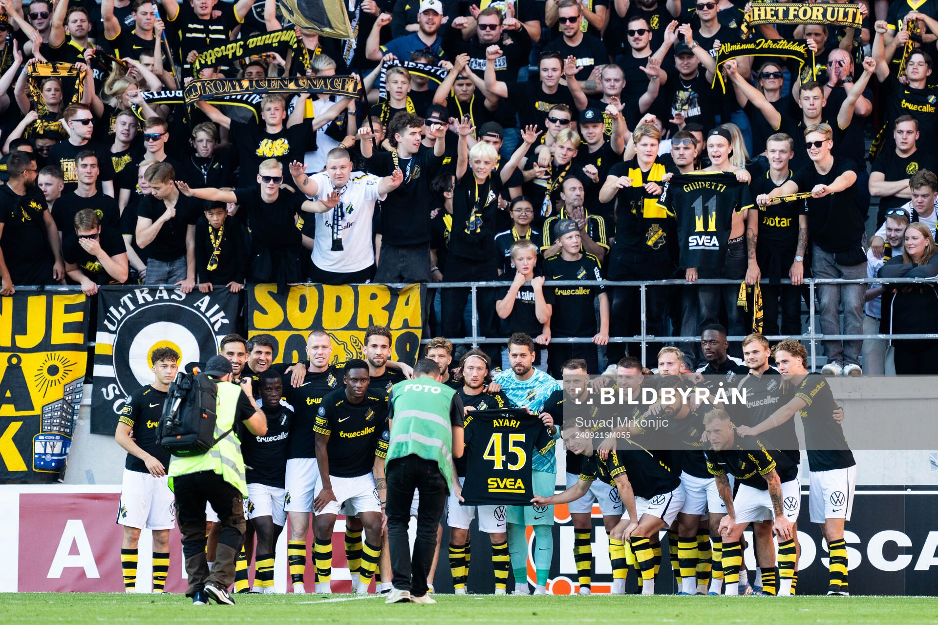 AIKs spelare jublar och håller upp Taha Ayari tröja