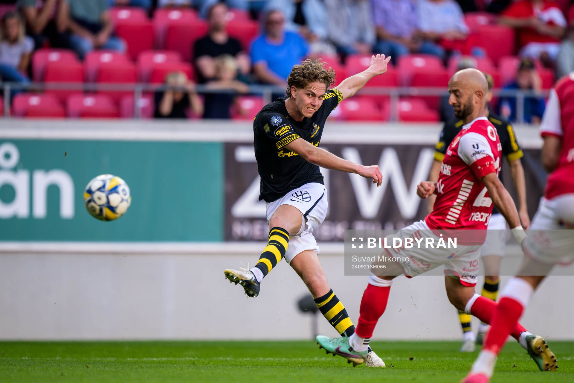 AIKs Onni Valakari under fotbollsmatchen i Allsvenskan mellan Kalmar och AIK den 21 september 2024 i Kalmar. 