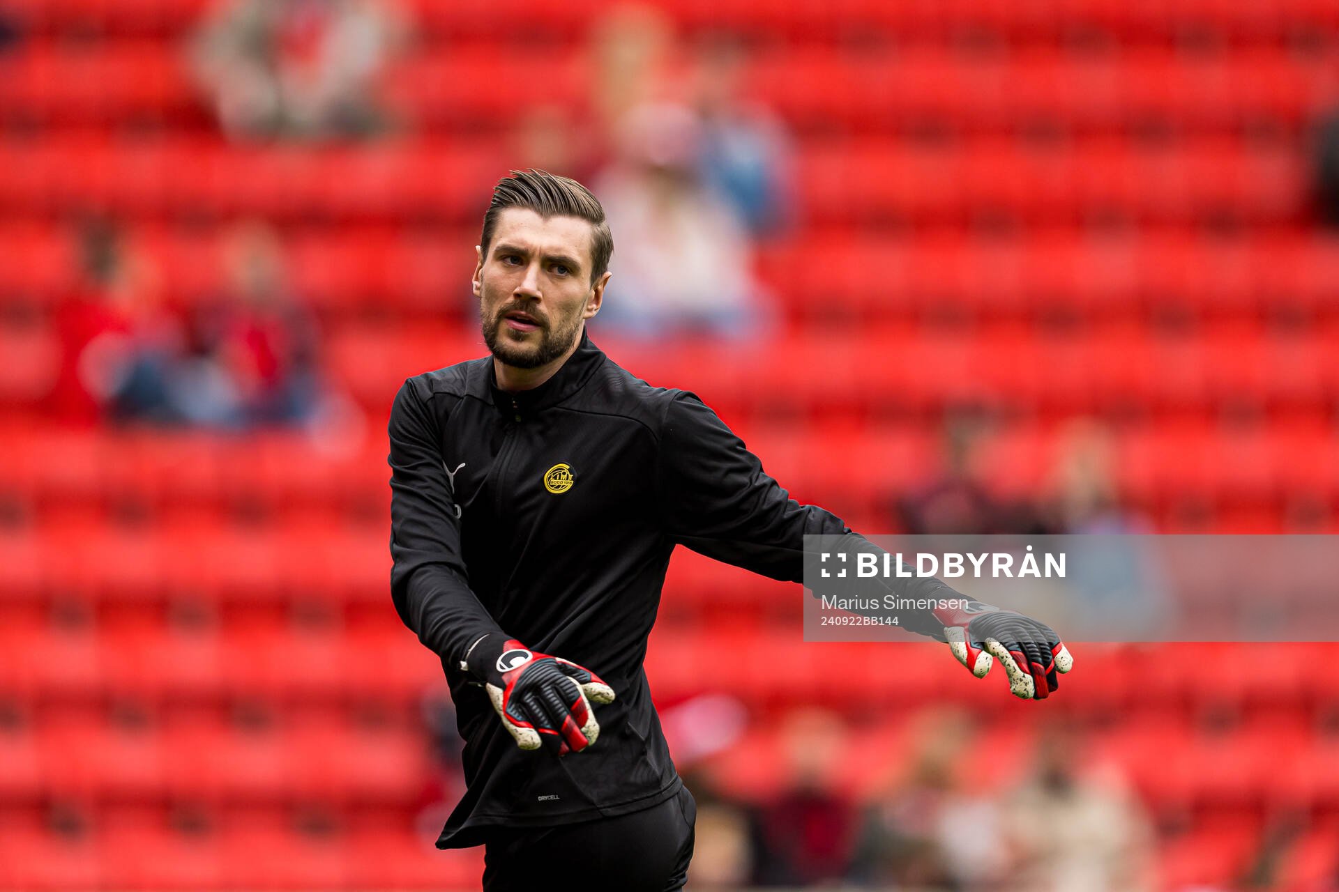 Nikita Haikin of Bodø/Glimt warms up