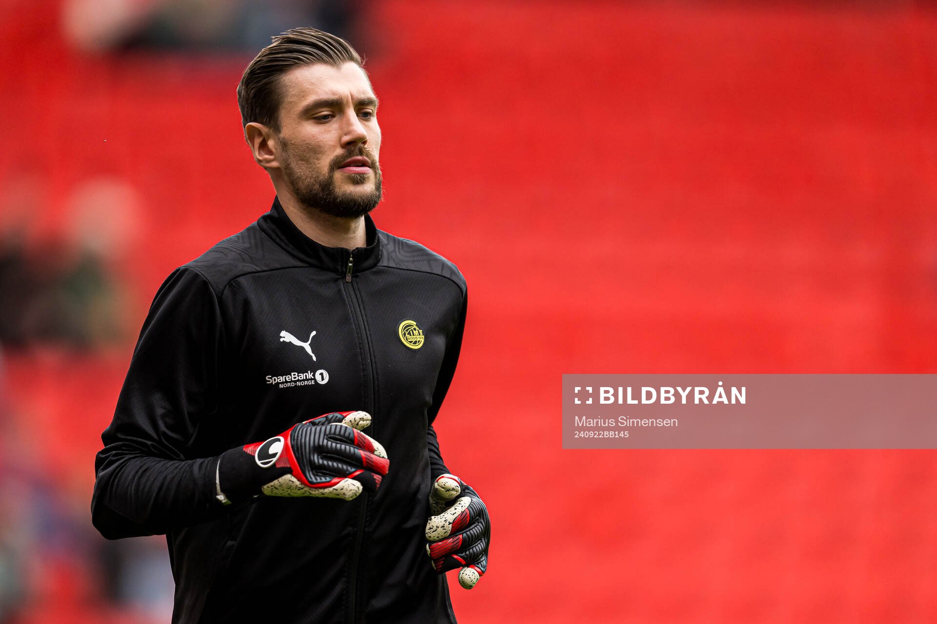 Nikita Haikin of Bodø/Glimt warms up