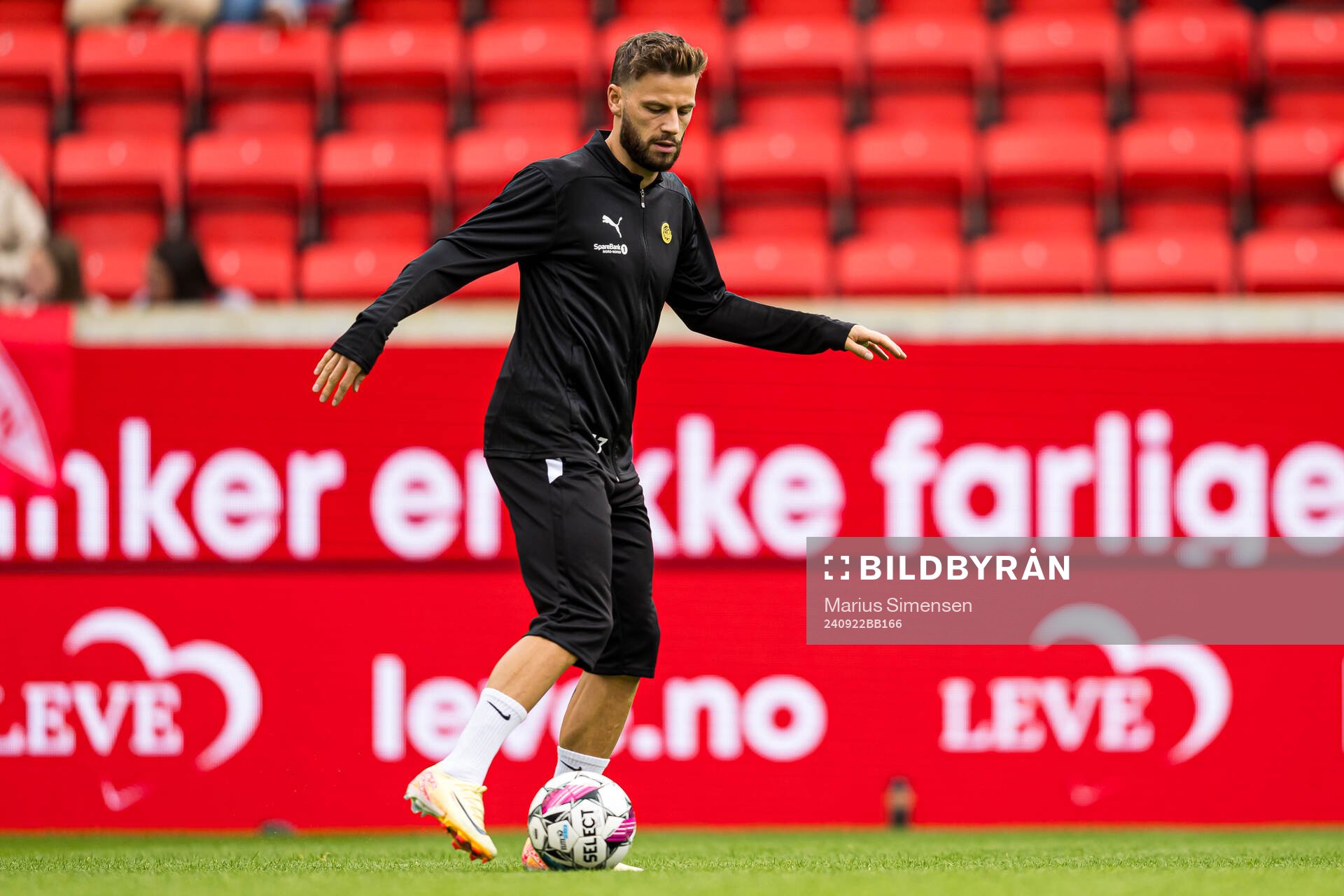 Philip Zinckernagel of Bodø/Glimt warms up