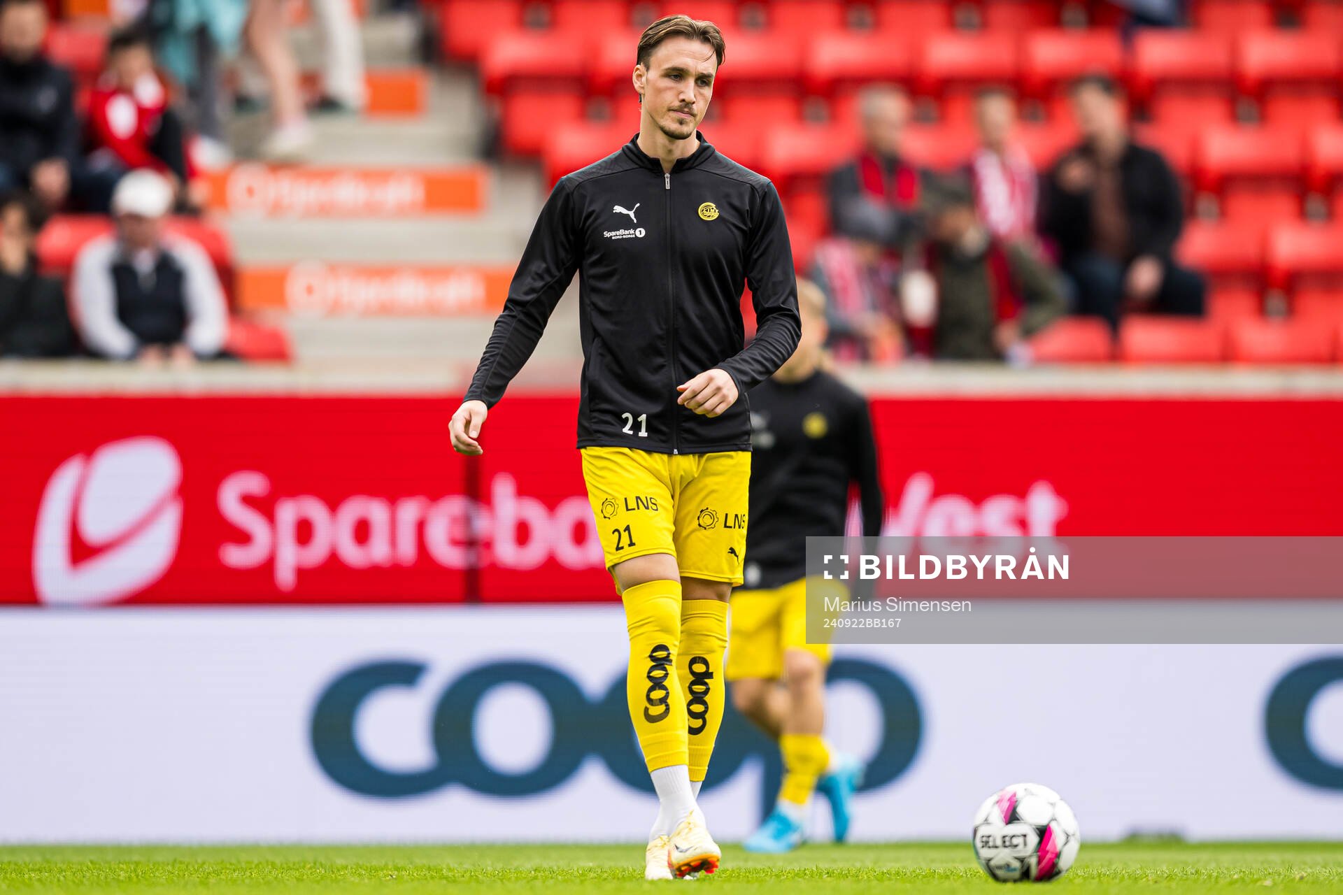 Andreas Helmersen of Bodø/Glimt warms up ahead of the Eliteserien match between Brann and Bodø/Glimt on September 22, 2024 in Bergen. 