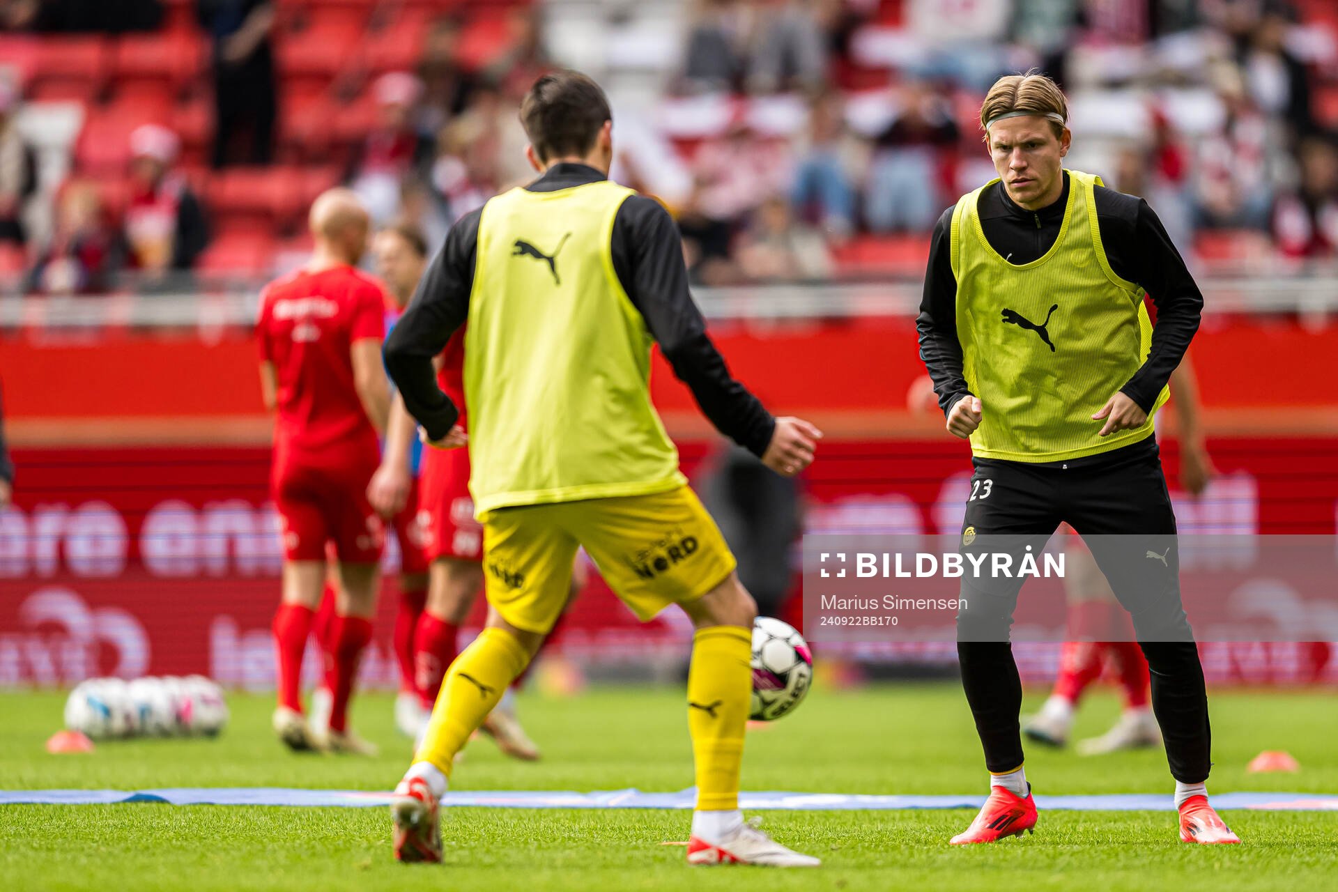Jens Petter Hauge of Bodø/Glimt warms up