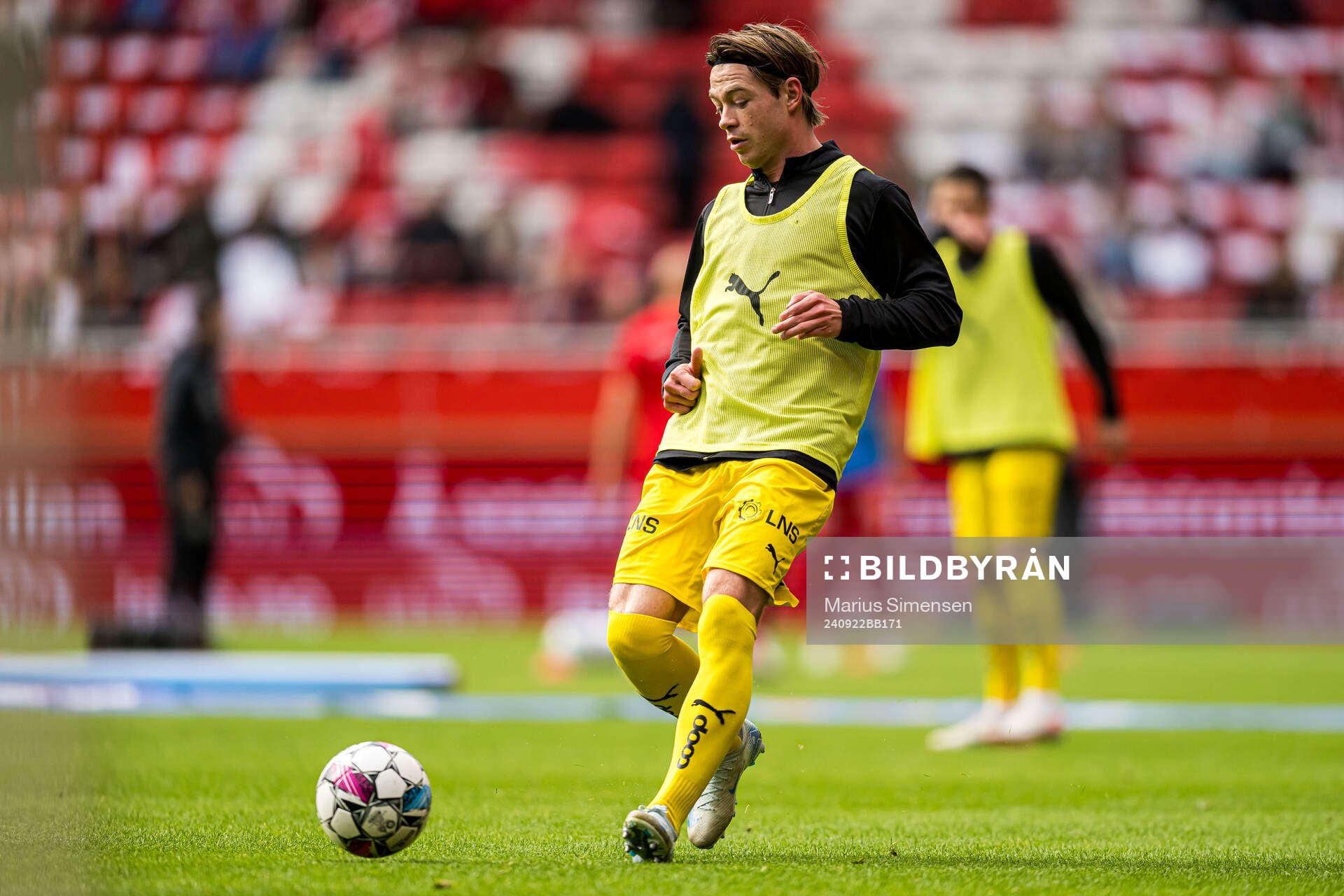Patrick Berg of Bodø/Glimt warms up