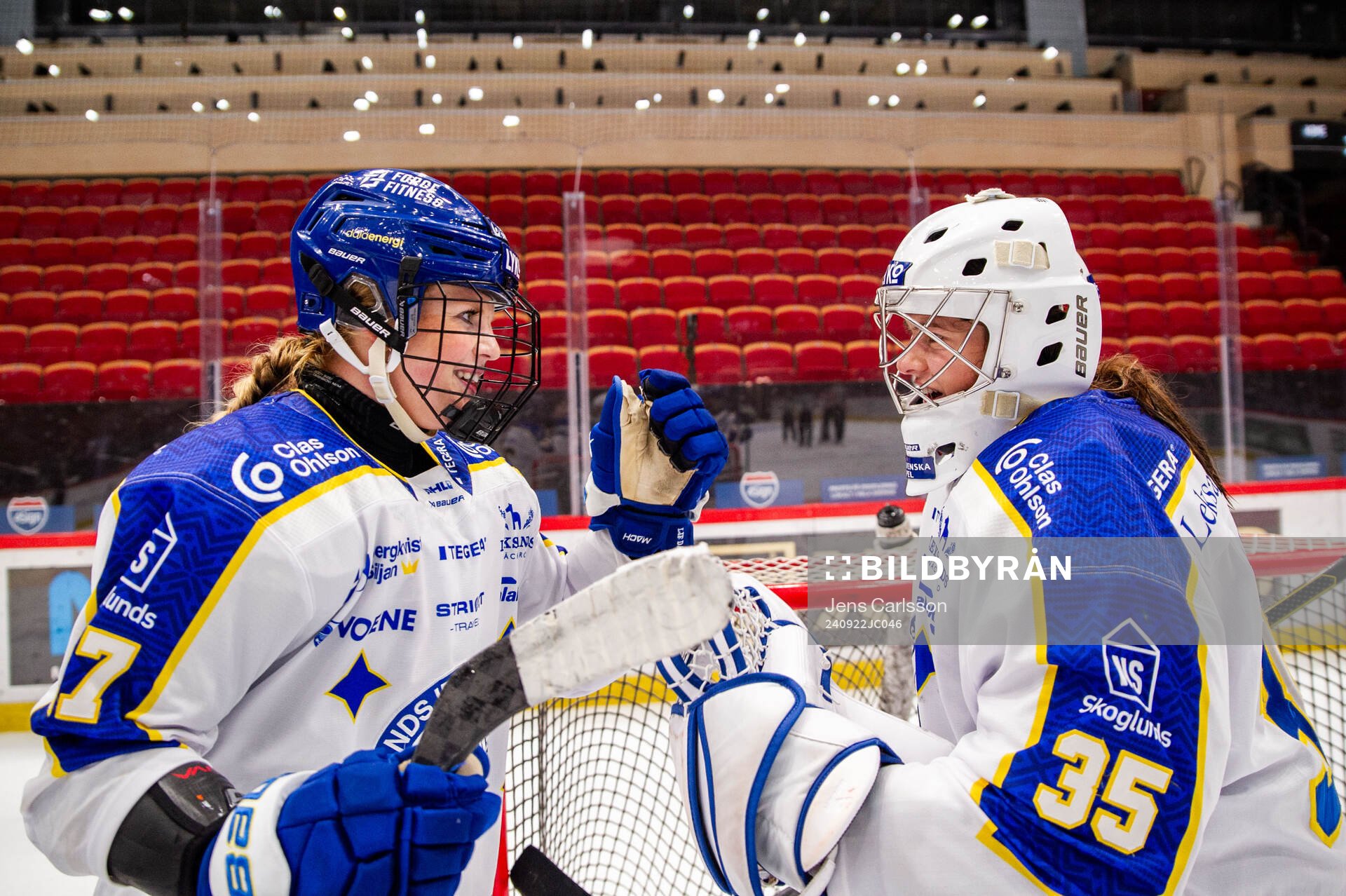 Leksands Shay Maloney och målvakt Emma Polusny jublar