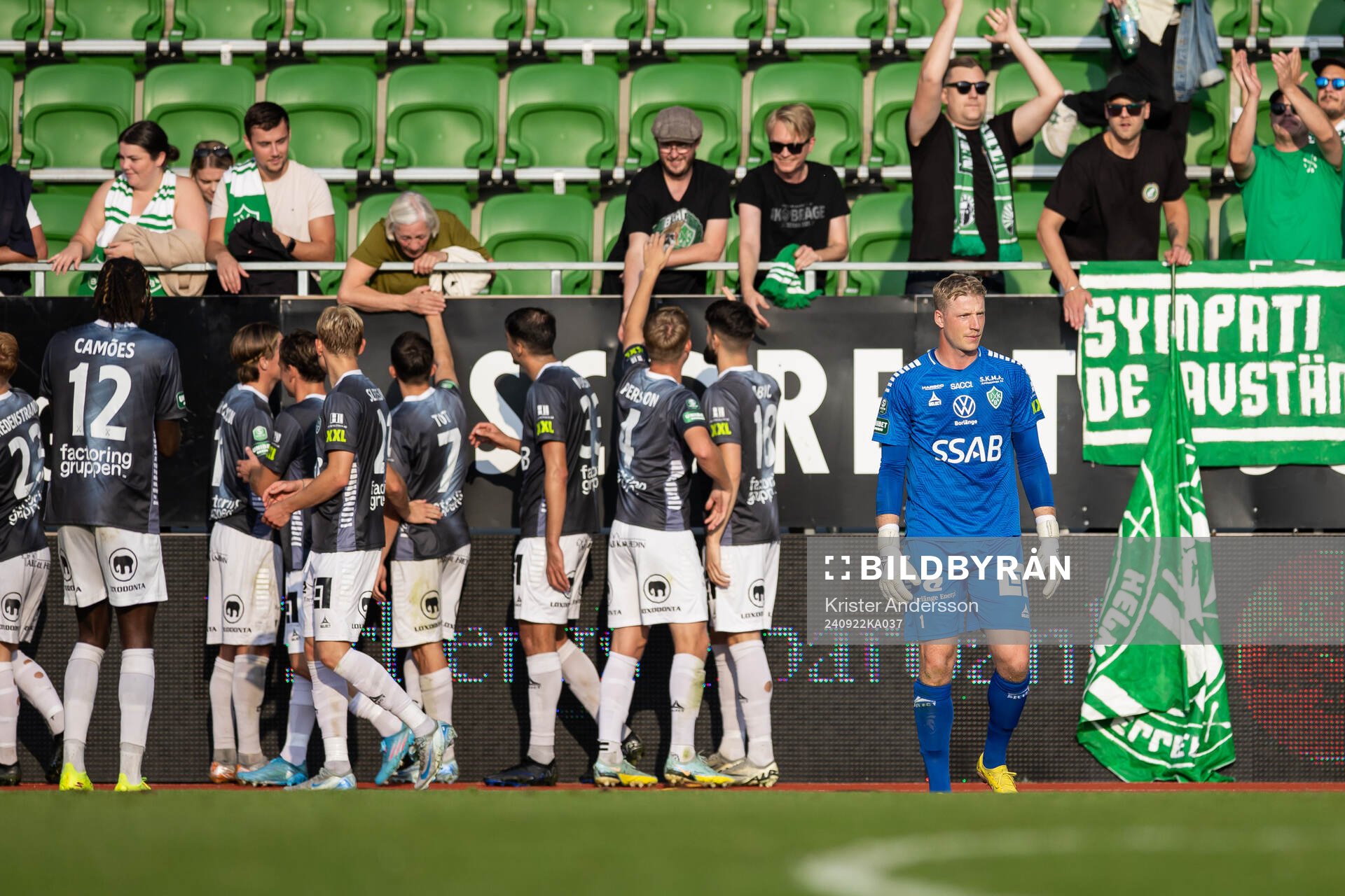 Brages spelare tackar publiken etter fotbollsmatchen i