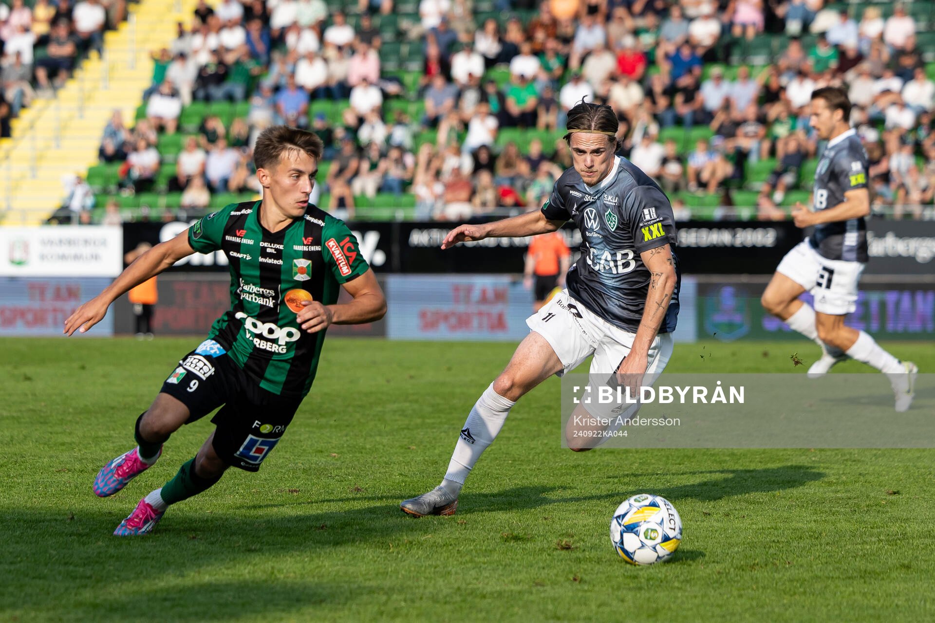 Varbergs Anton Kurochkin och Brages Johan Arvidsson under fotbollsmatchen i Superettan mellan Varberg och Brage den 22 september 2024 i Varberg.