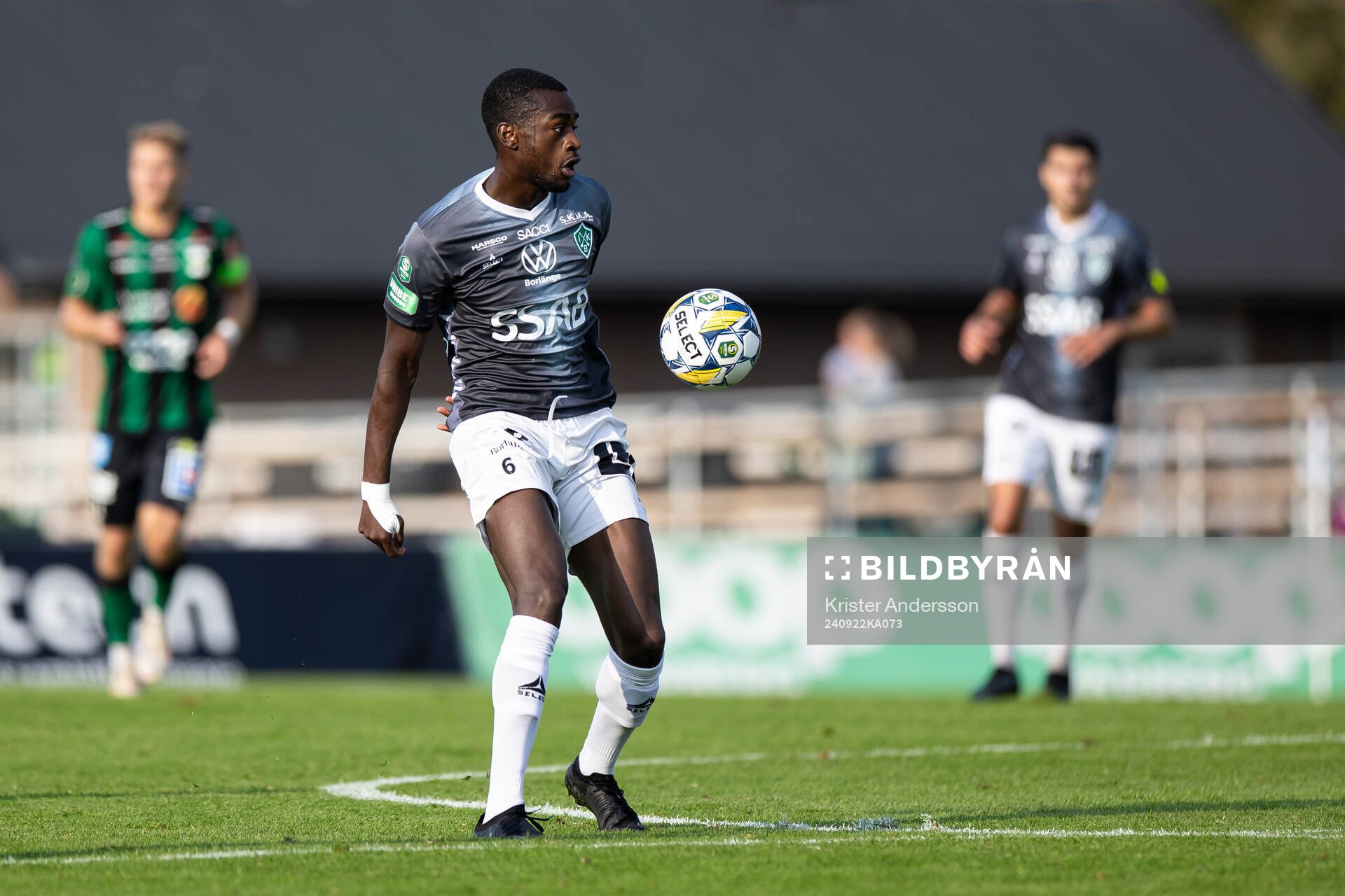 Brages Adil Titi under fotbollsmatchen i Superettan mellan Varberg och Brage den 22 september 2024 i Varberg. 