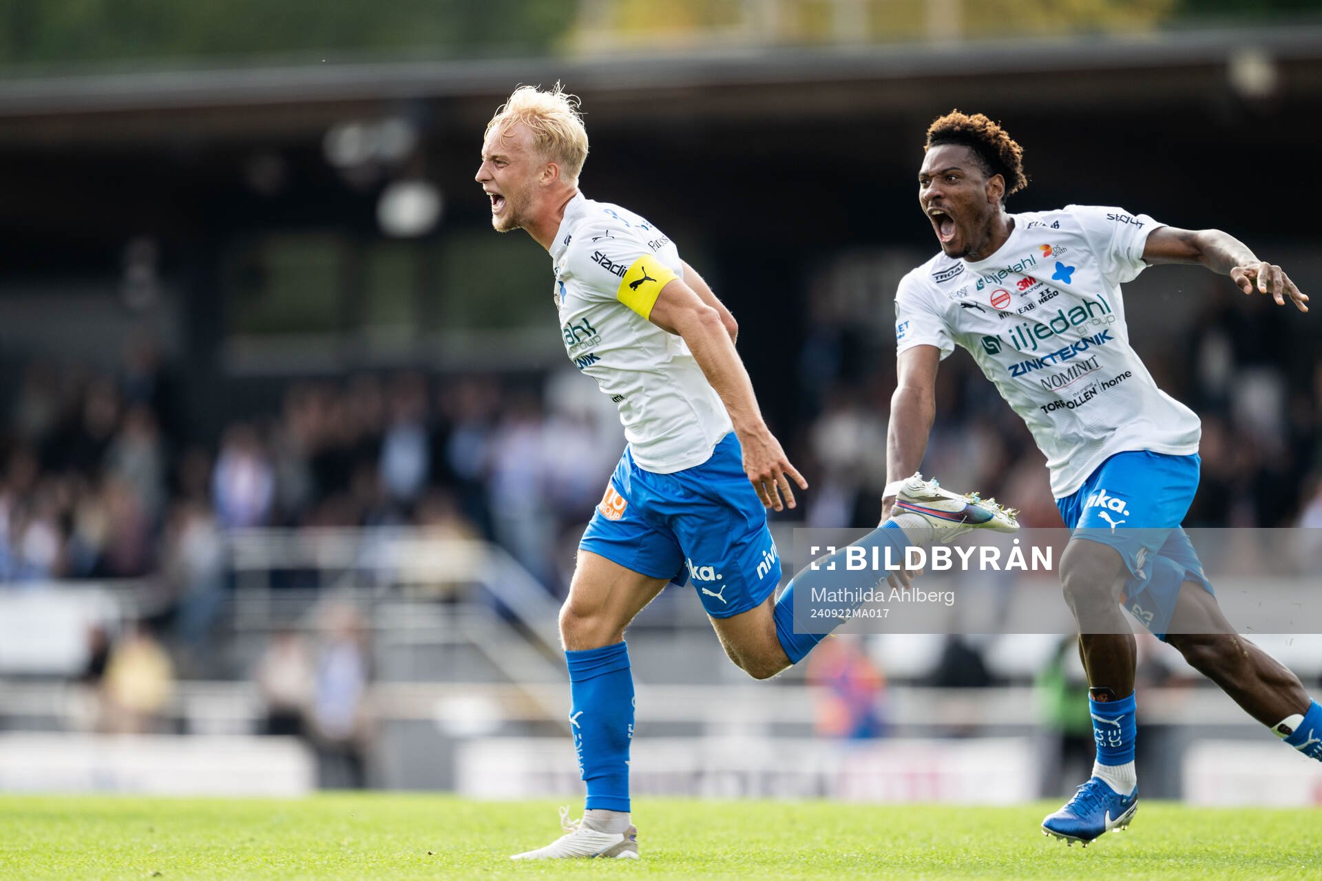 Värnamos Victor Larsson och Samuel Kotto jublar efter 2-0 under fotbollsmatchen i Allsvenskan mellan Värnamo och Västerås den 22 september 2024 i Värnamo.