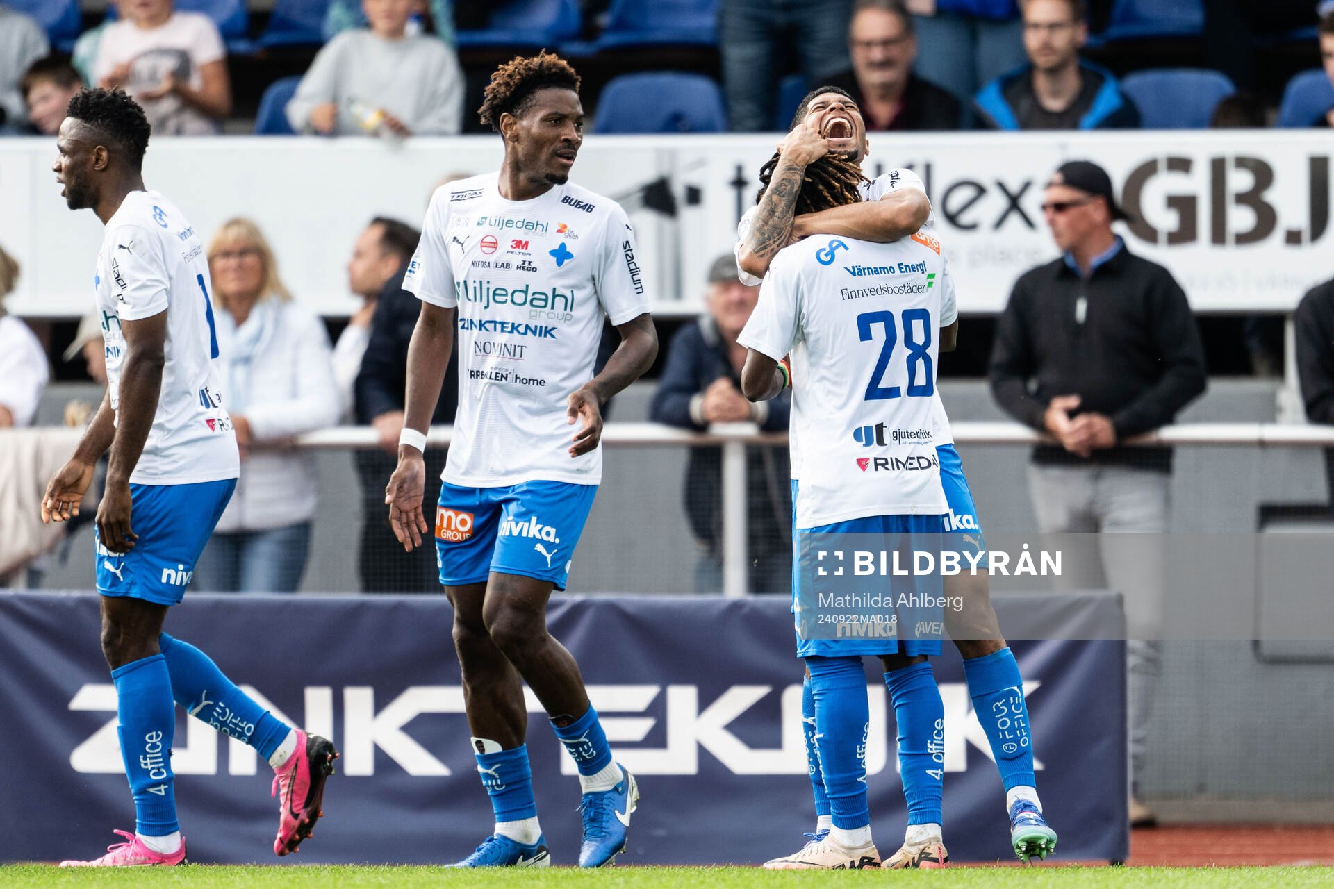 Värnamos Luke Le Roux jublar med Frank Junior Adjei
