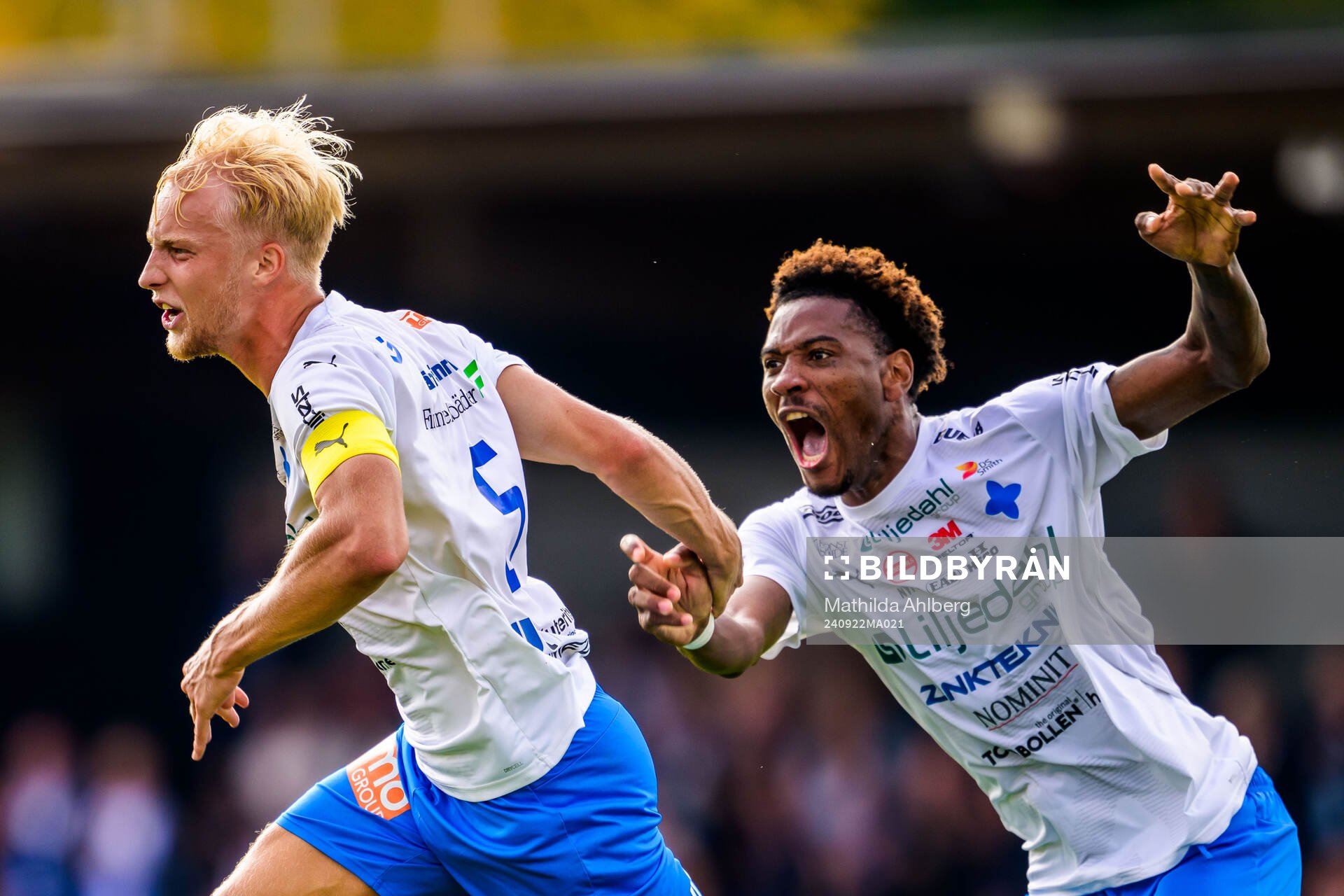Värnamos Victor Larsson och Samuel Kotto jublar