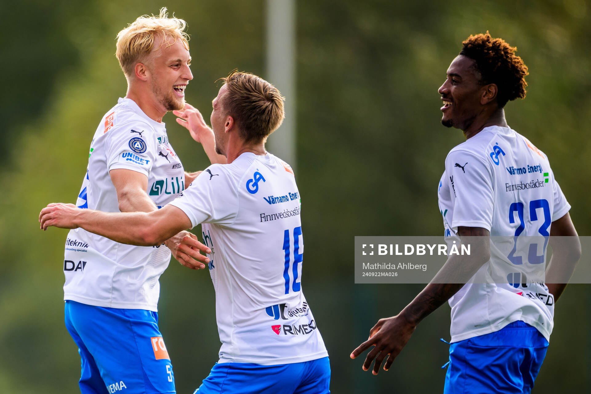 Värnamos Victor Larsson och Samuel Kotto jublar