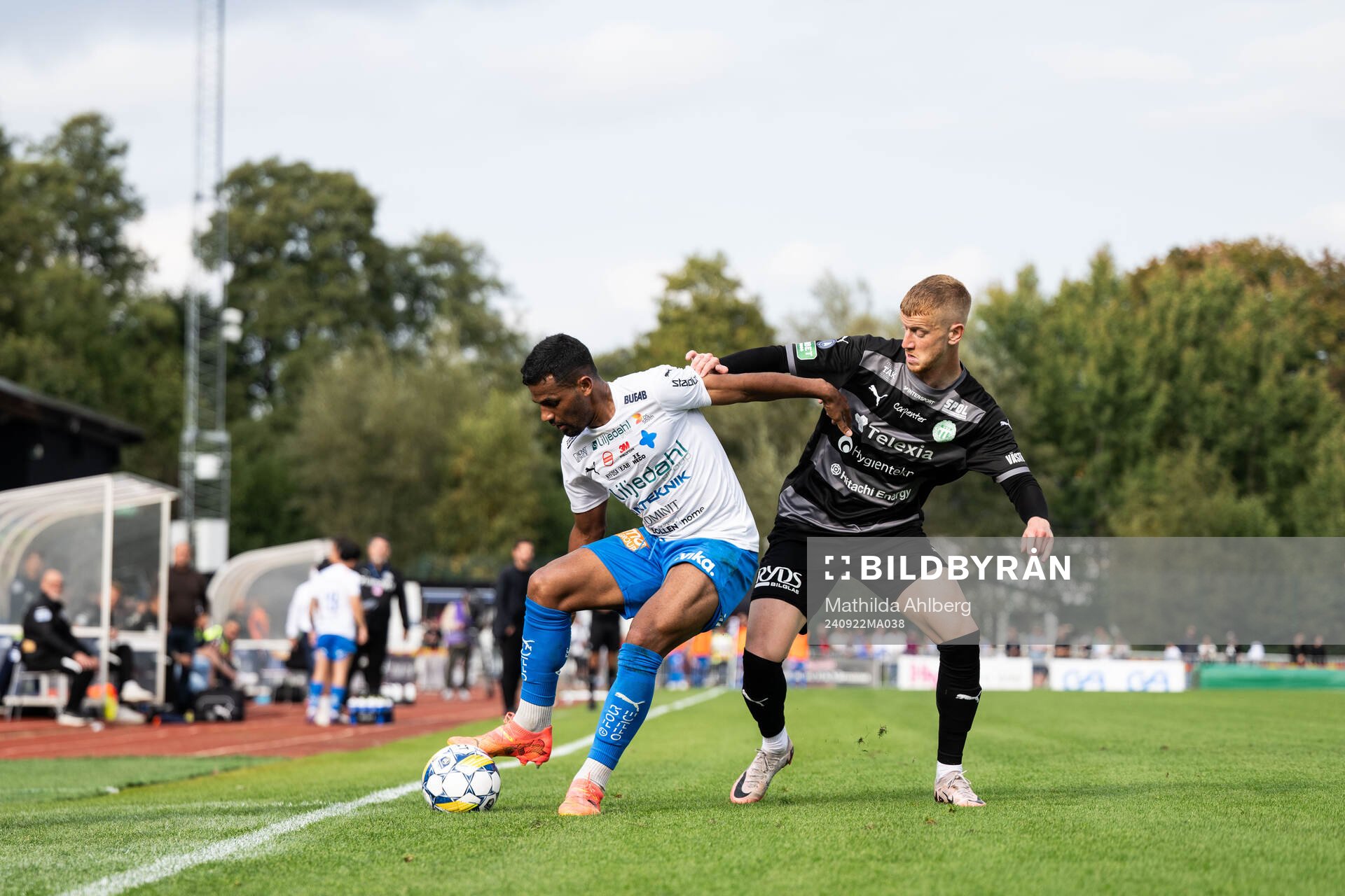 Värnamos Wenderson Oliveira do Nascimento och Västerås Daniel Ask under fotbollsmatchen i Allsvenskan mellan Värnamo och Västerås den 22 september 2024 i Värnamo.
