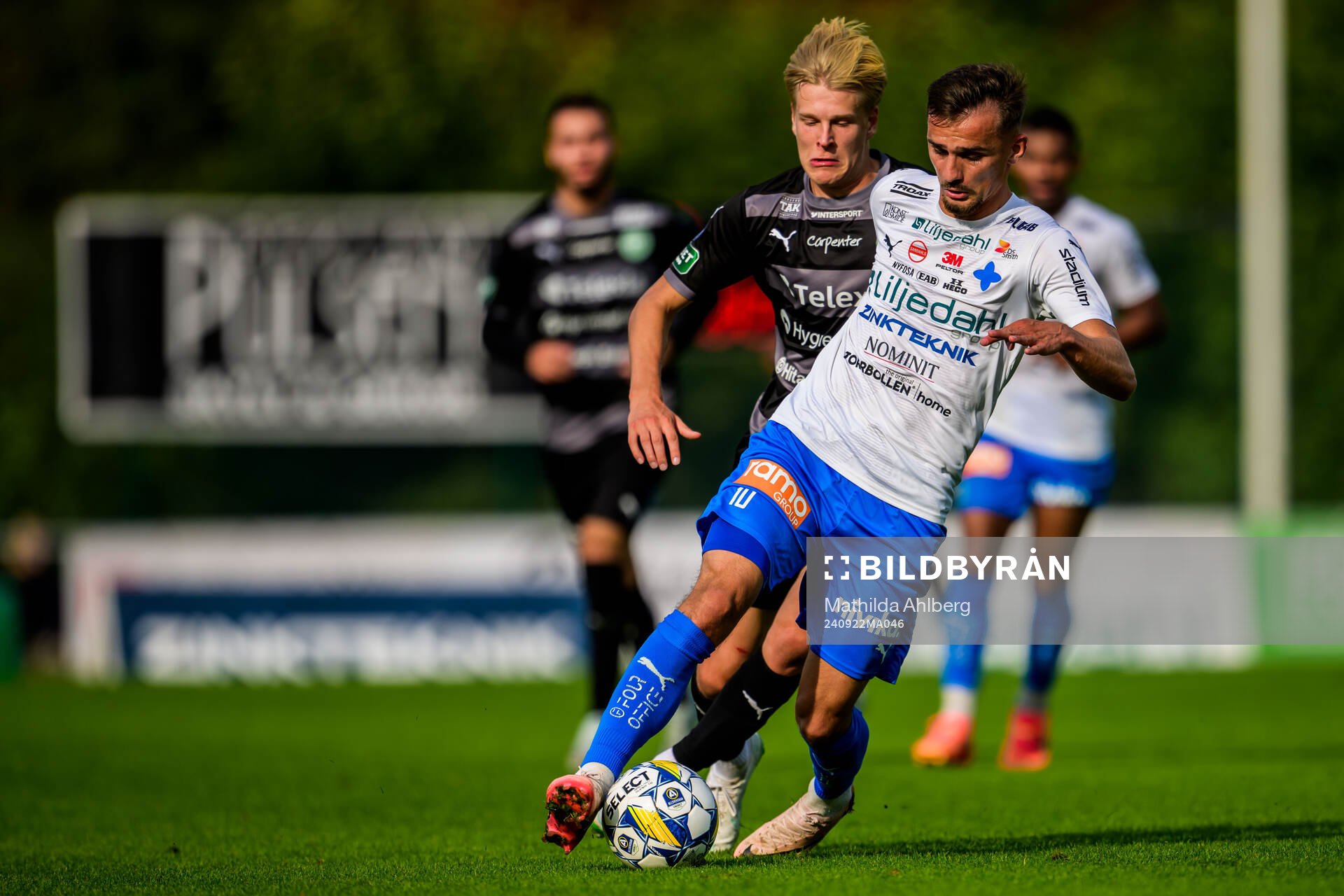 Västerås Marcus Linday och Värnamos Ajdin Zeljkovic under fotbollsmatchen i Allsvenskan mellan Värnamo och Västerås den 22 september 2024 i Värnamo.