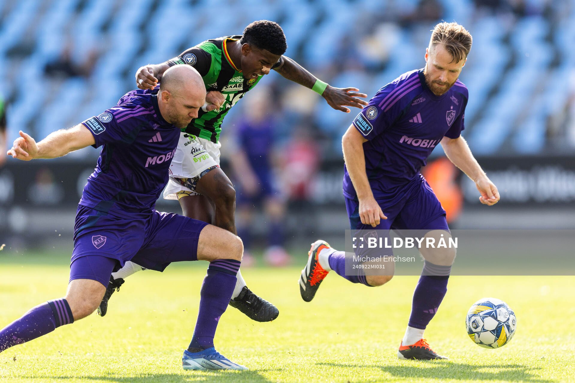 Djurgårdens Marcus Danielson och Jacob Larsson mot GAIS Chovanie Shakur Amatkarijo under fotbollsmatchen i Allsvenskan mellan GAIS och Djurgården den 22 september 2024 i Göteborg.