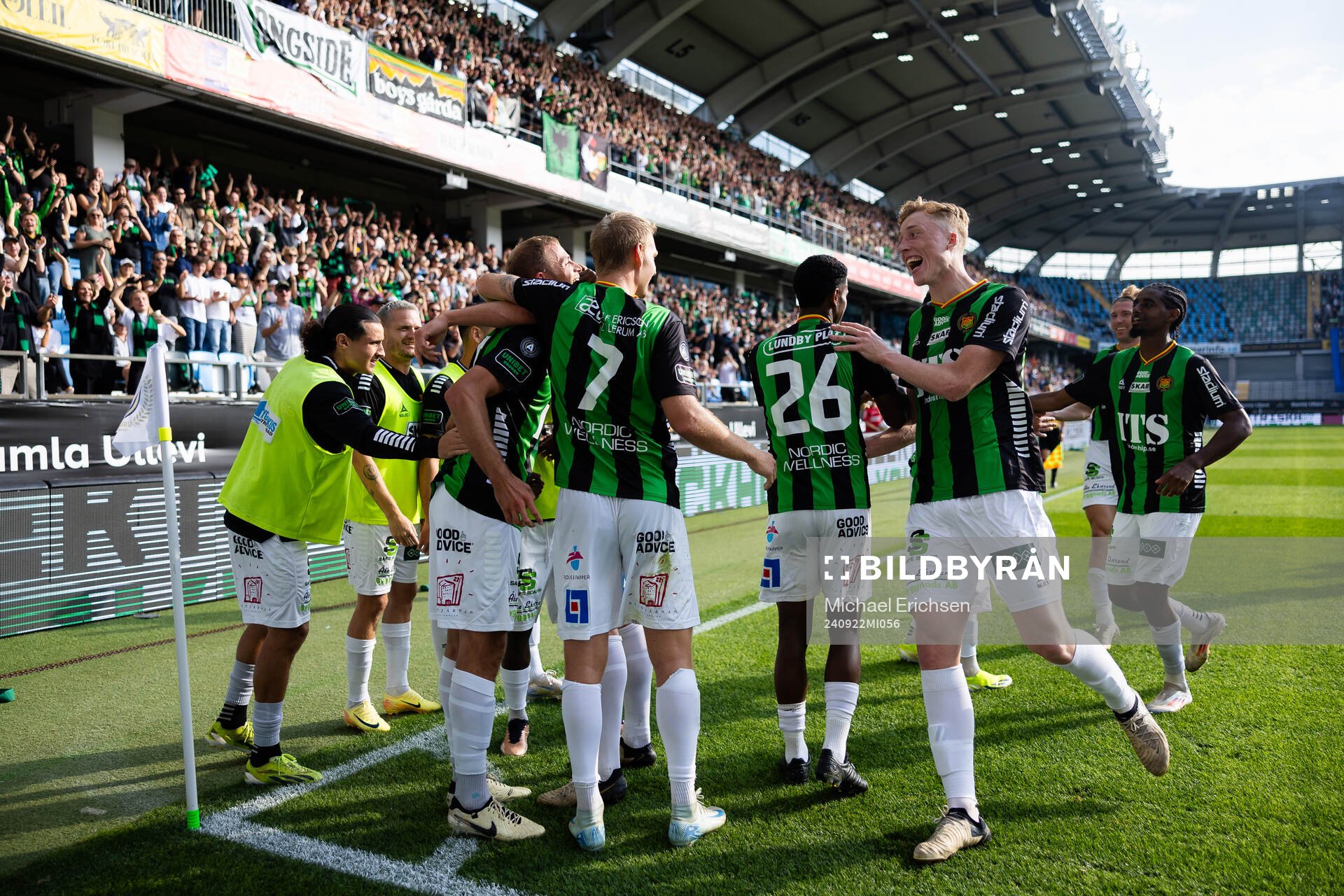 GAIS Gustav Lundgren jublar ihop med lagkamrater