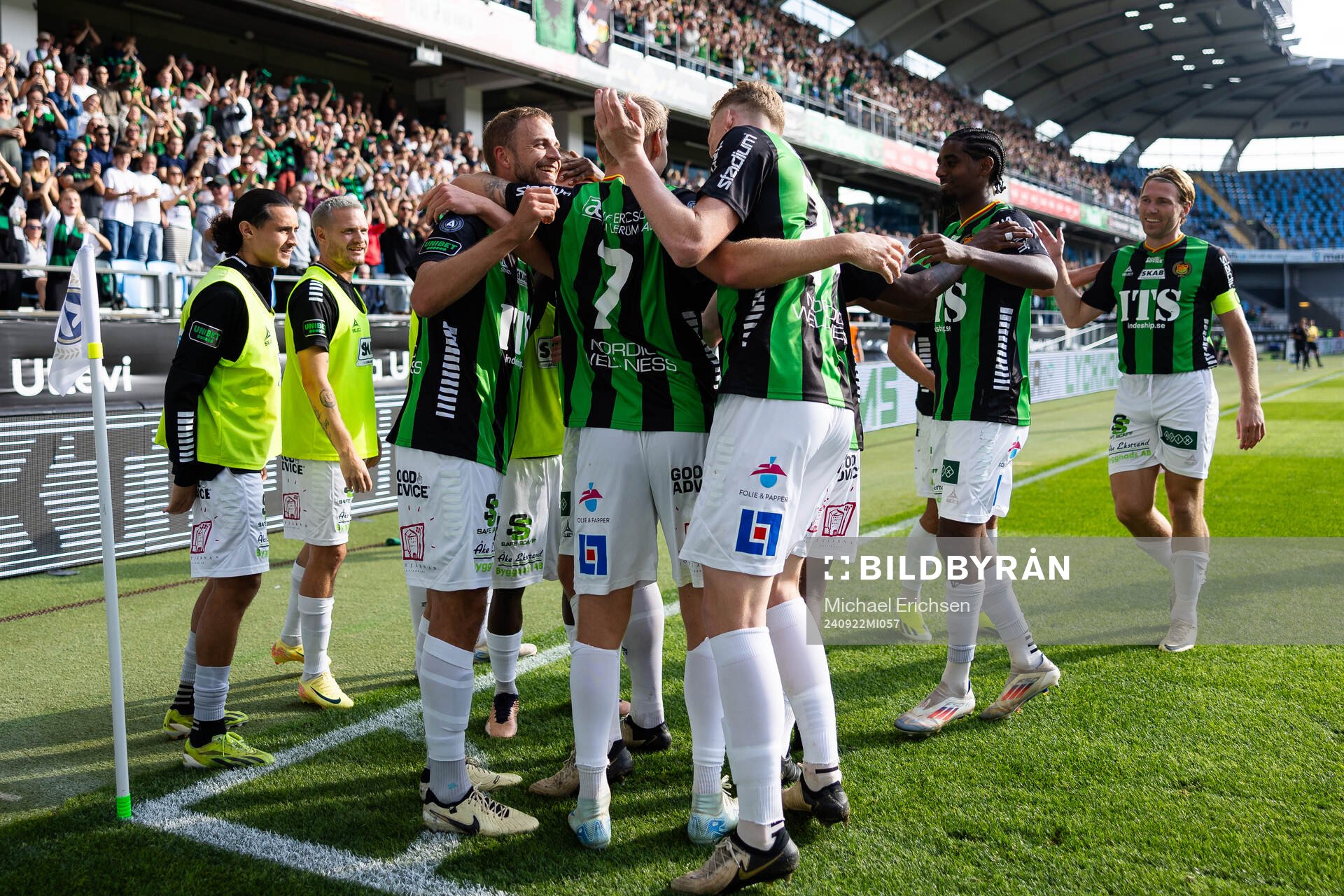 GAIS Gustav Lundgren jublar ihop med lagkamrater