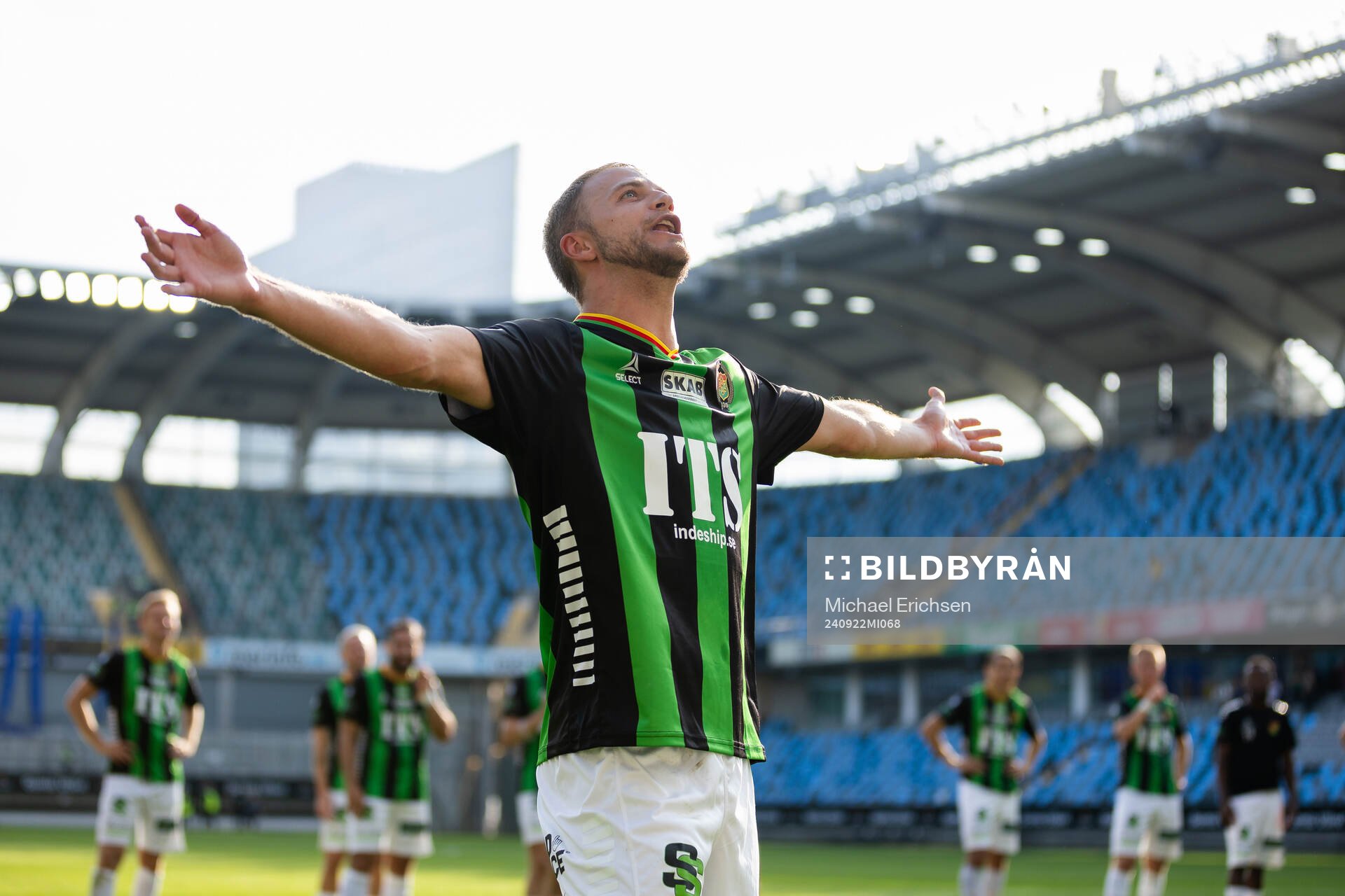 GAIS Gustav Lundgren jublar och sjunger framför klacken