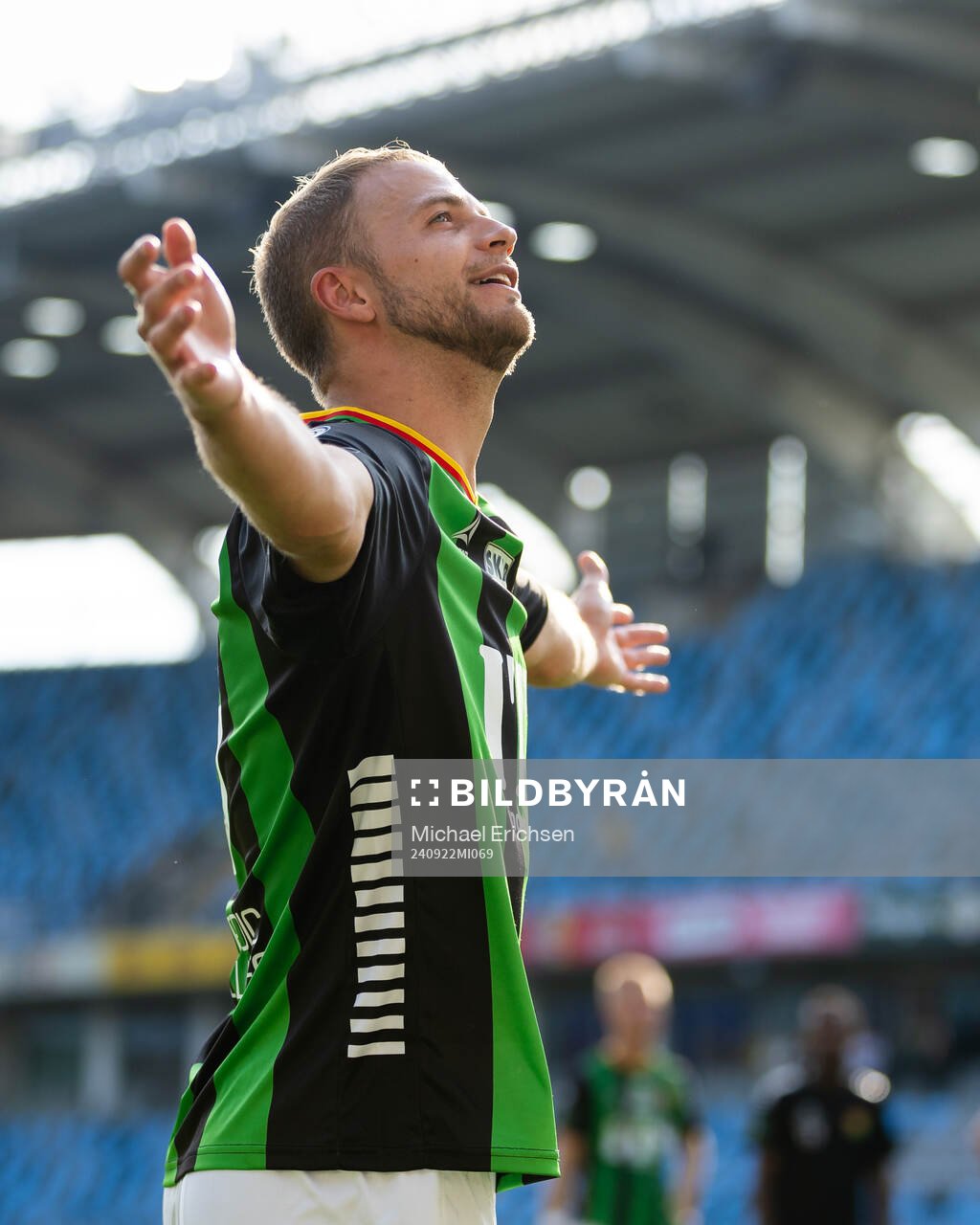 GAIS Gustav Lundgren jublar och sjunger framför klacken efter fotbollsmatchen i Allsvenskan mellan GAIS och Djurgården den 22 september 2024 i Göteborg. 
