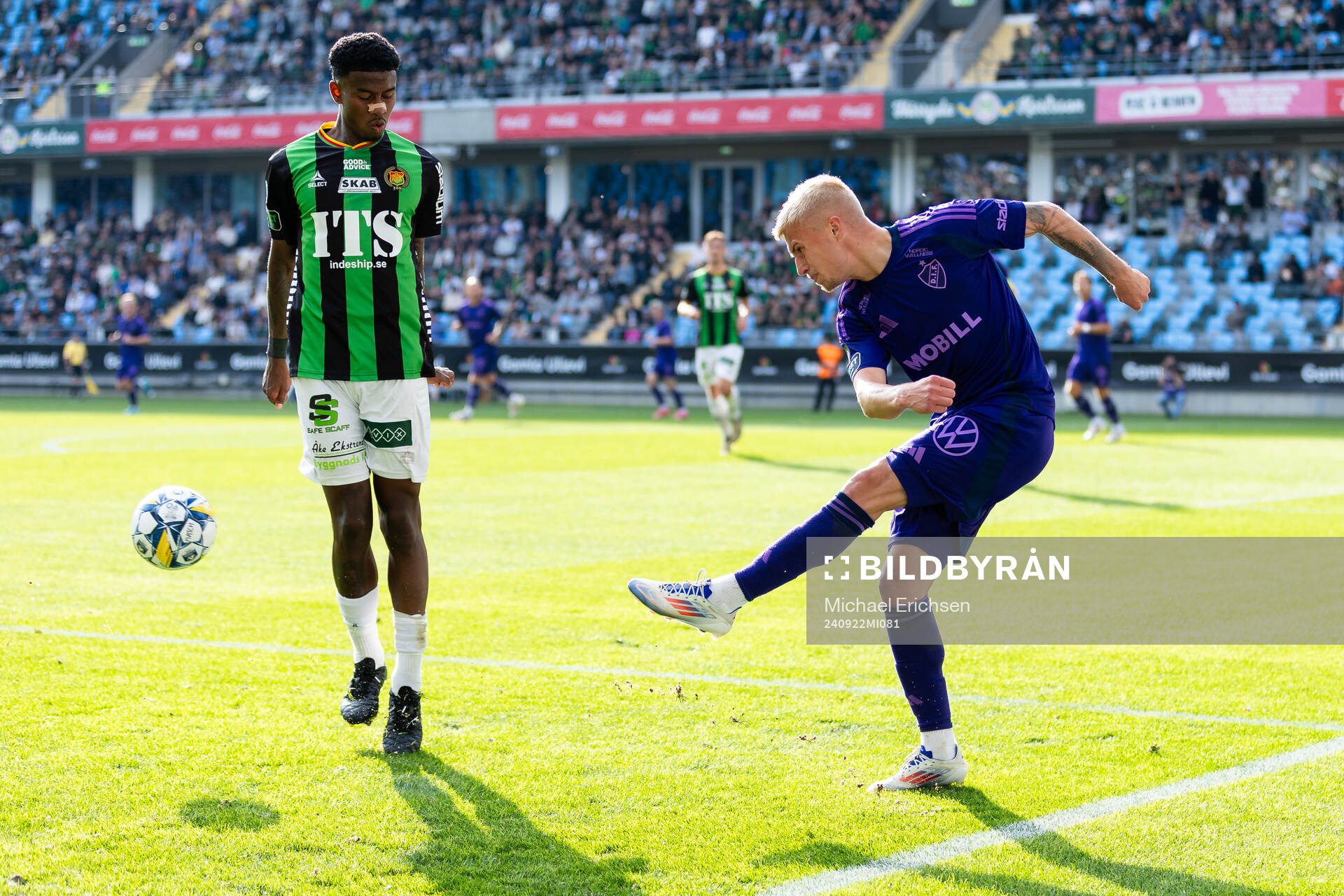 Djurgårdens Viktor Bergh och GAIS Chovanie Shakur Amatkarijo under fotbollsmatchen i Allsvenskan mellan GAIS och Djurgården den 22 september 2024 i Göteborg.