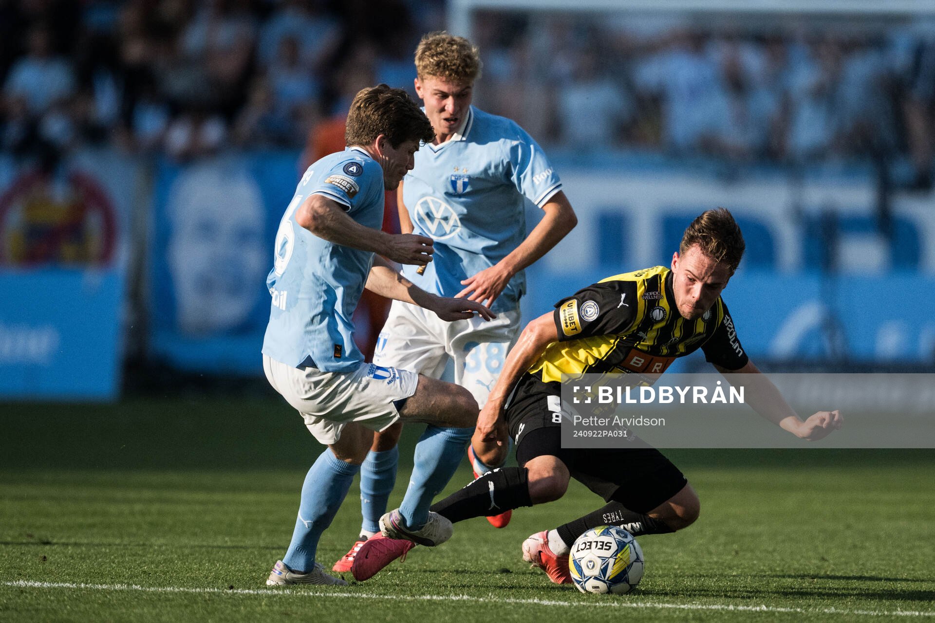 Malmö FFs Oliver Berg och Hugo Bolin mot Häckens Lars