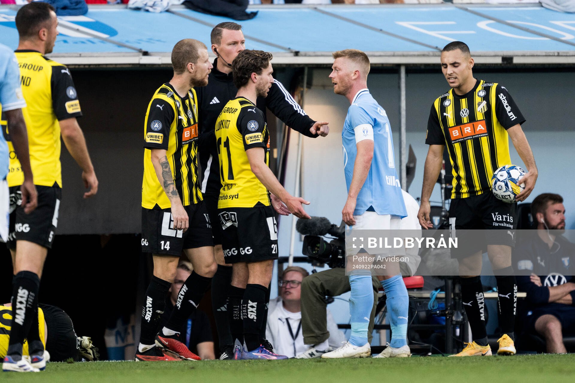 Malmö FFs Anders Christiansen i diskussion med Häckens