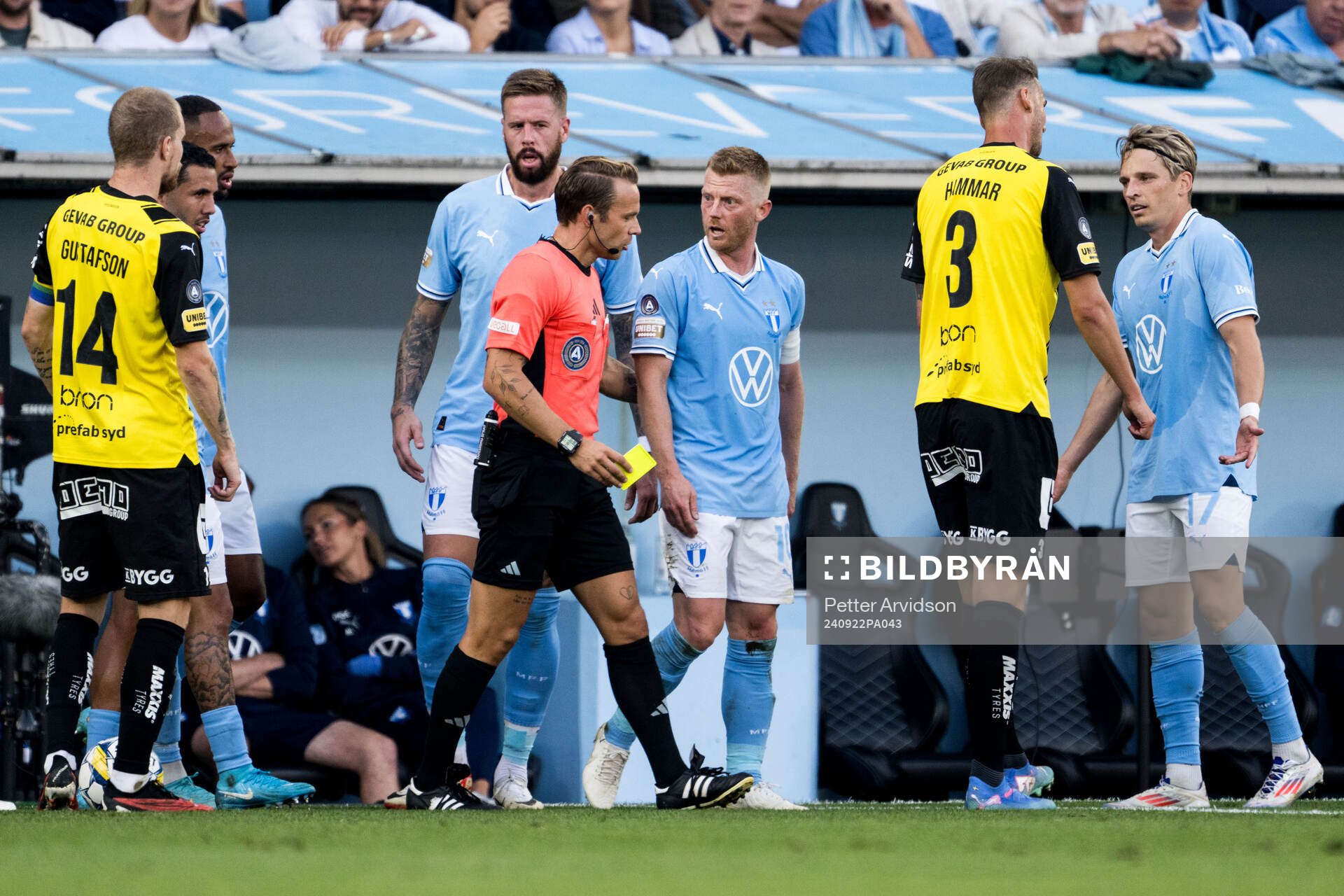 Malmö FFs Anders Christiansen i diskussion med Domare