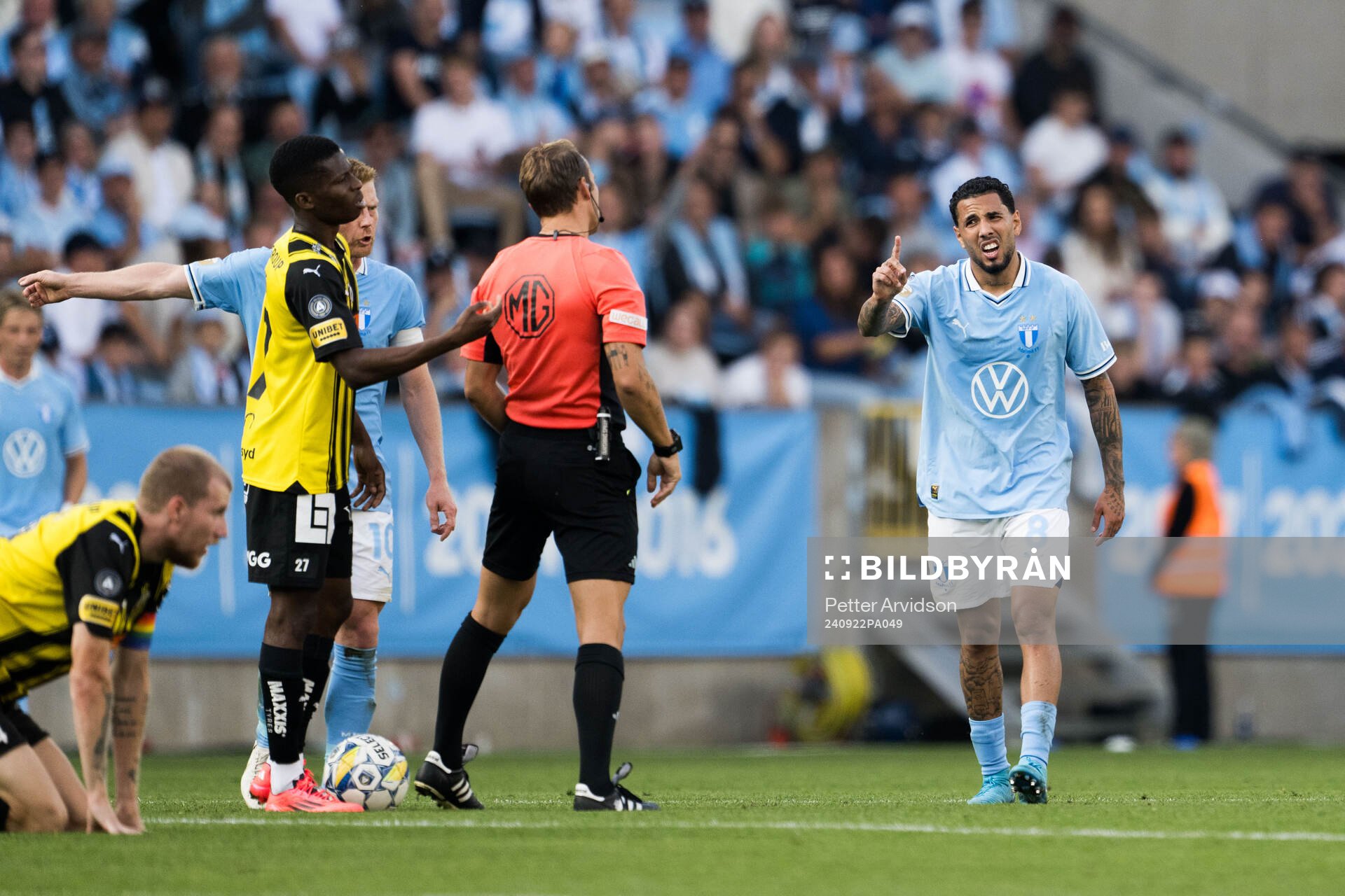 Malmö FFs Sergio Pena reagerar mot domare Kristoffer
