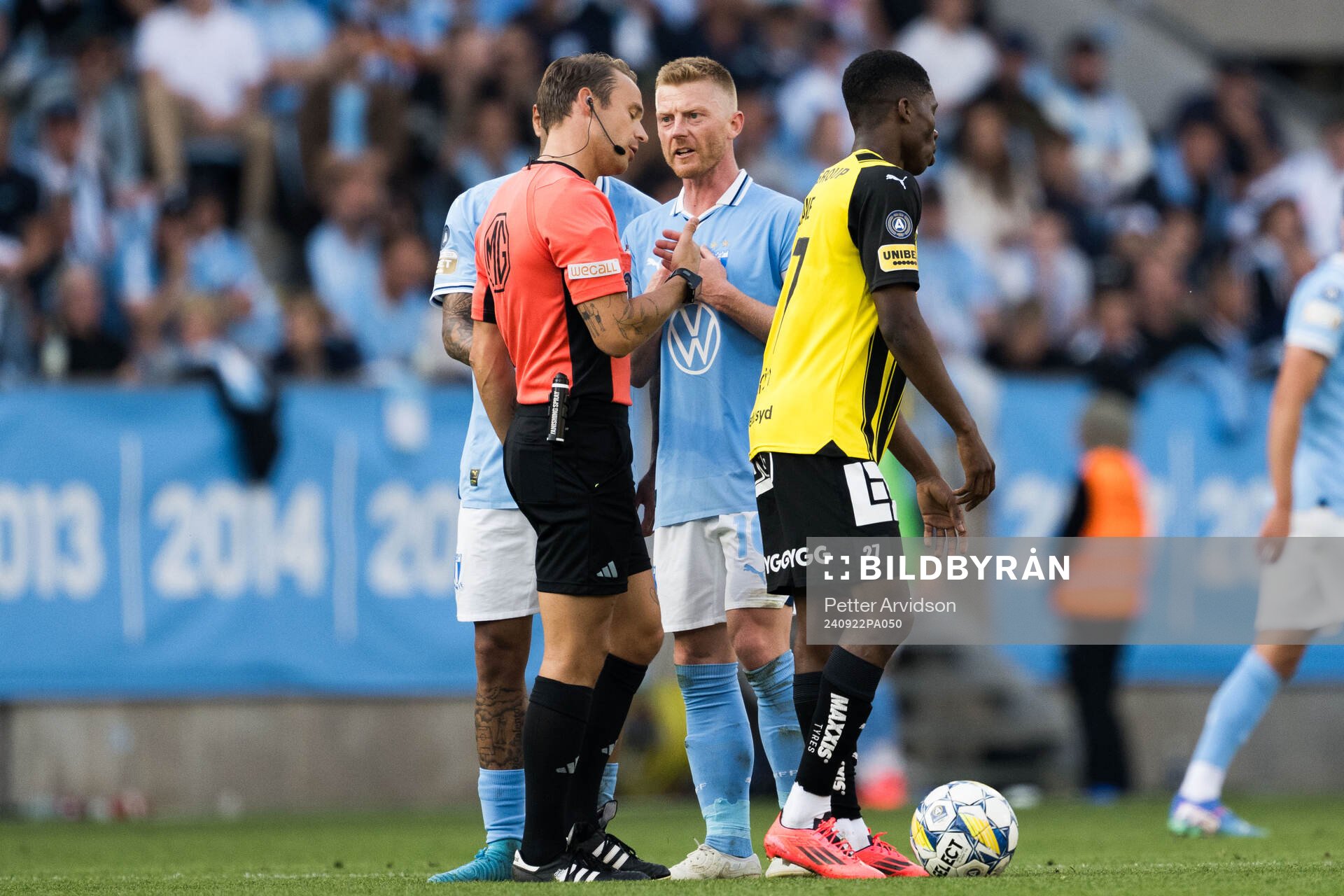 Malmö FFs Anders Christiansen i diskussion med domare
