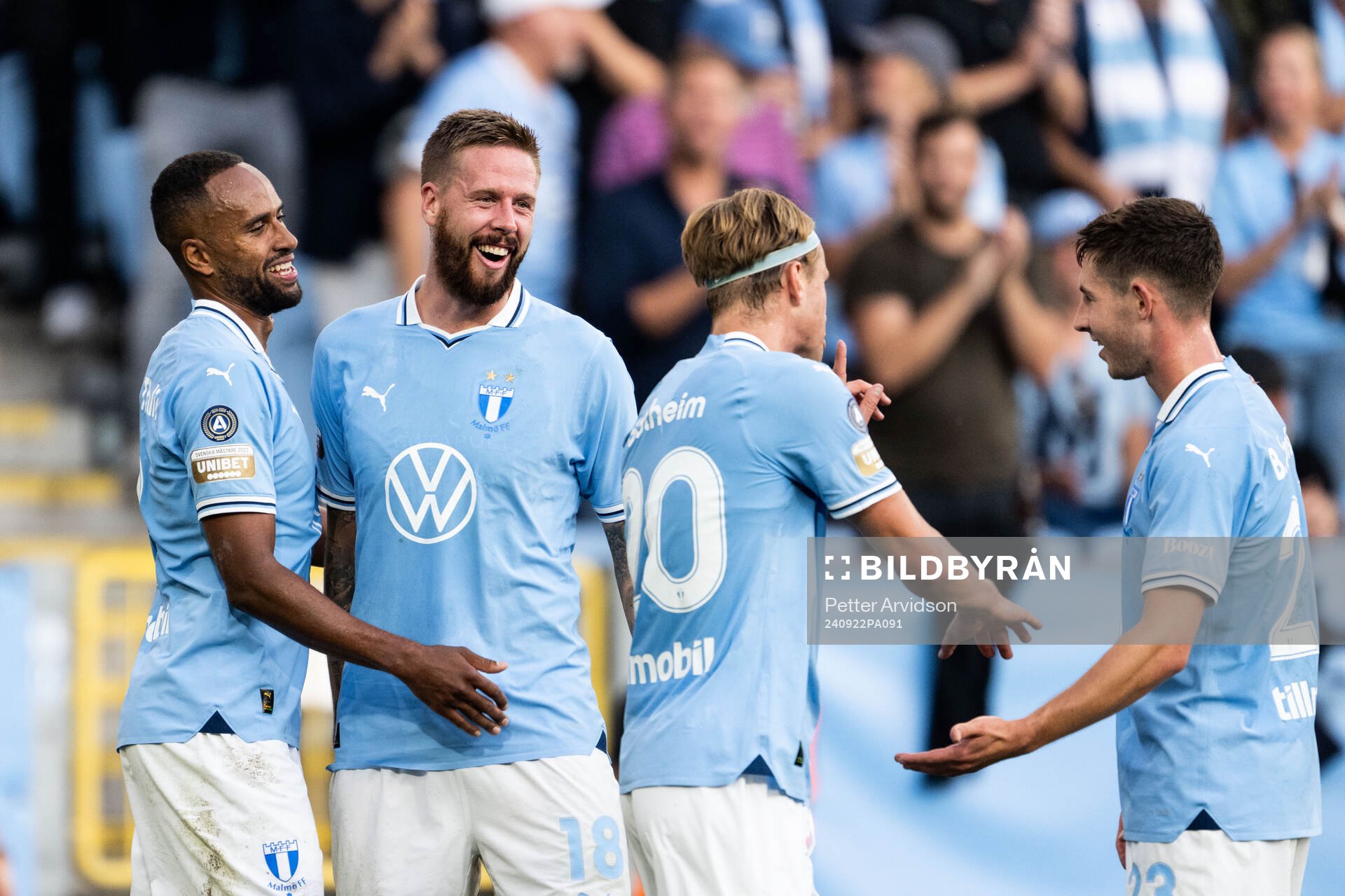 Malmö FFs Isaac Kiese Thelin jublar med Pontus Jansson
