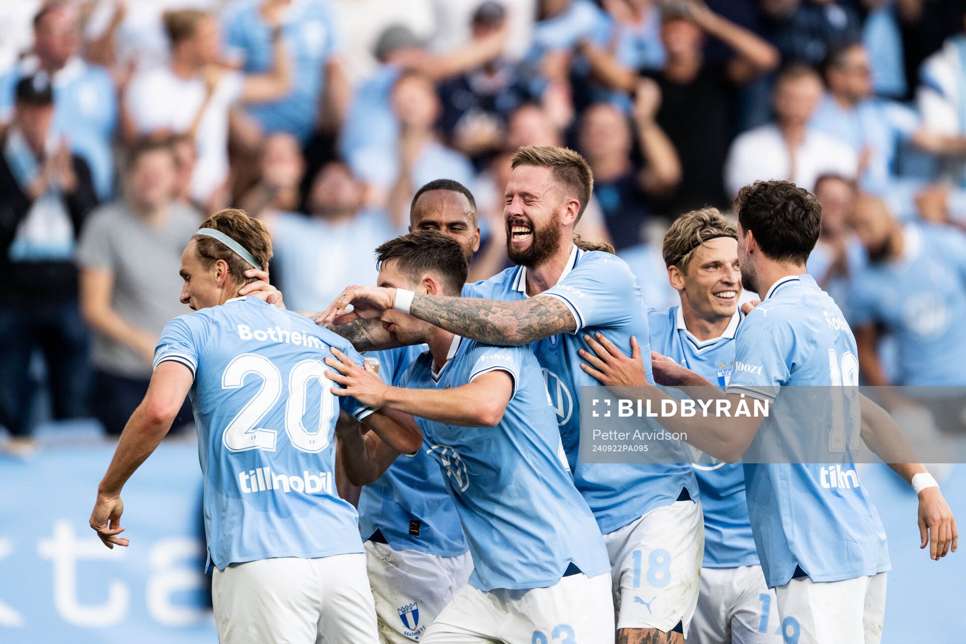 Malmö FFs Erik Botheim jublar med Lasse Berg Johnsen och Pontus Jansson efter 4-0 under fotbollsmatchen i Allsvenskan mellan Malmö FF och Häcken den 22 september 2024 i Malmö.