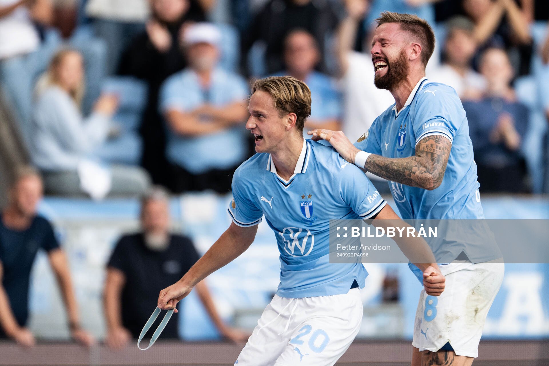 Malmö FFs Erik Botheim jublar med Pontus Jansson efter 4-0 under fotbollsmatchen i Allsvenskan mellan Malmö FF och Häcken den 22 september 2024 i Malmö.