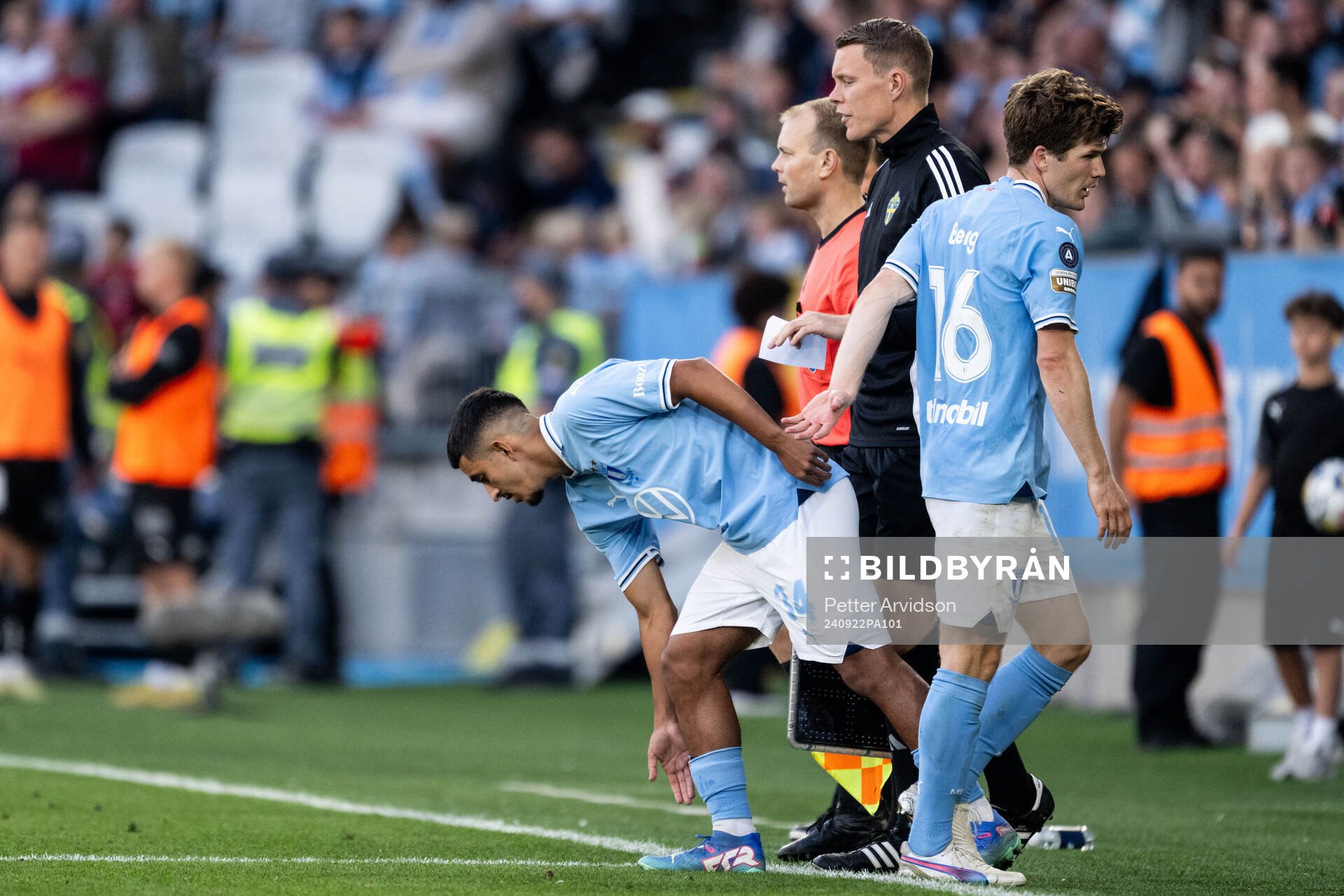 Malmö FFs Zakaria Loukili och Oliver Berg under fotbollsmatchen i Allsvenskan mellan Malmö FF och Häcken den 22 september 2024 i Malmö. 