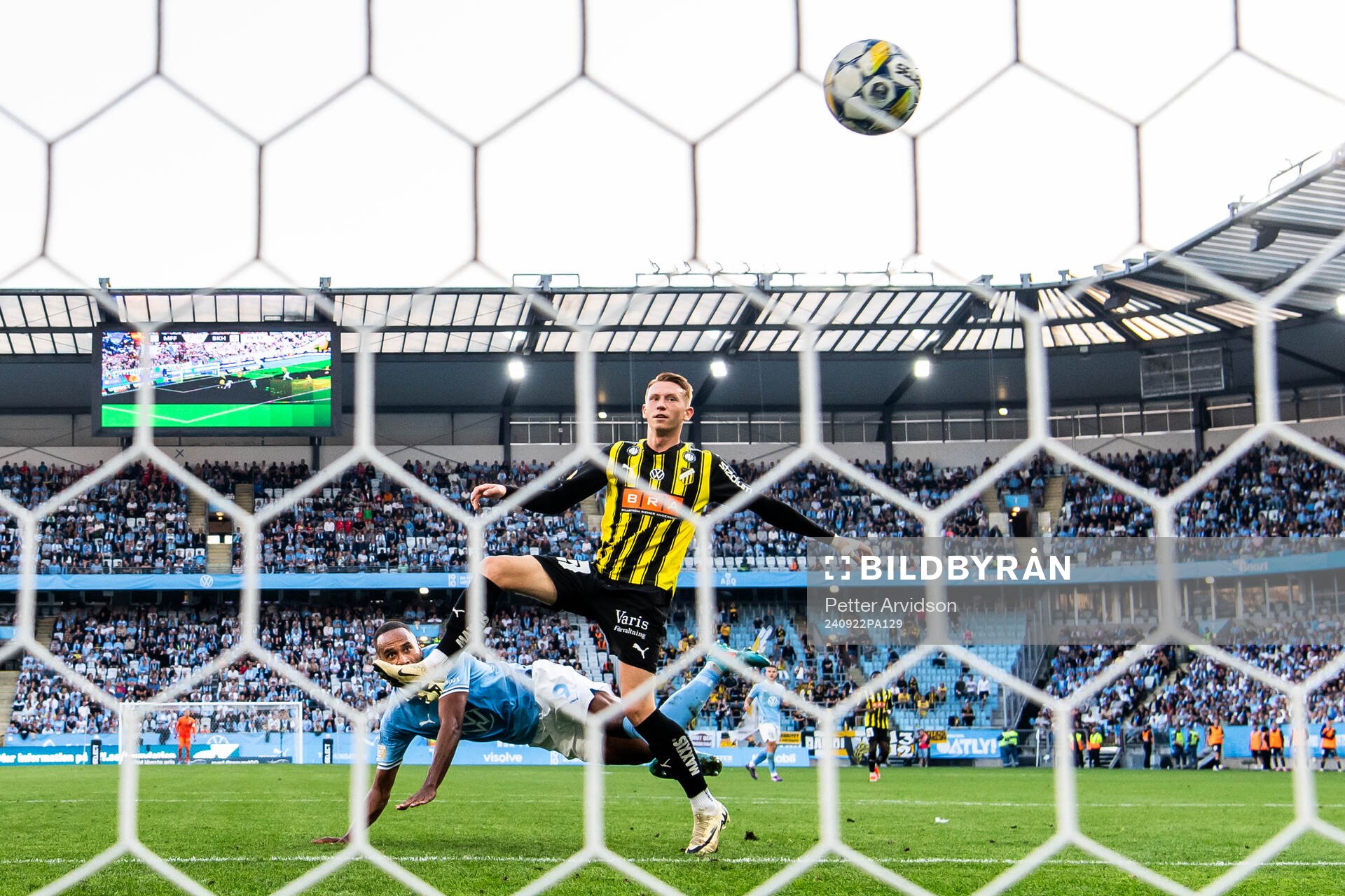 Malmö FFs Isaac Kiese Thelin nickar in 3-0 målet