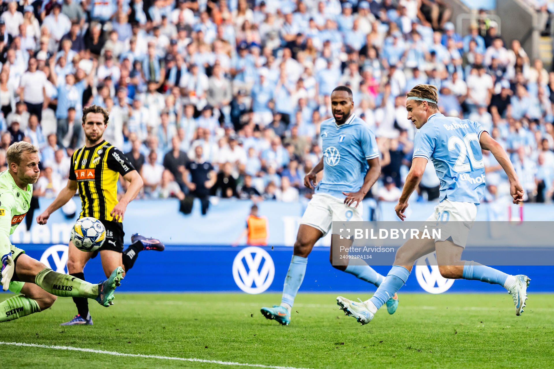 Malmö FFs Erik Botheim skjuter in 4-0 målet bakom