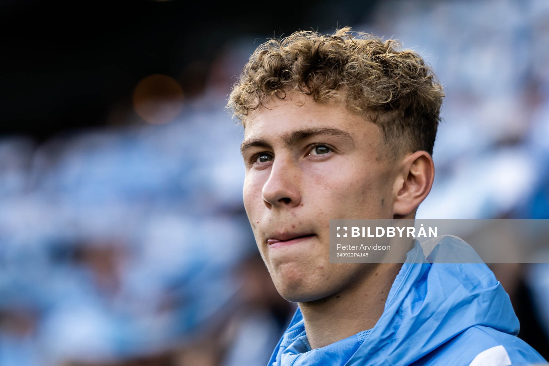 Malmö FFs Hugo Bolin gör entré inför fotbollsmatchen i Allsvenskan mellan Malmö FF och Häcken den 22 september 2024 i Malmö. 