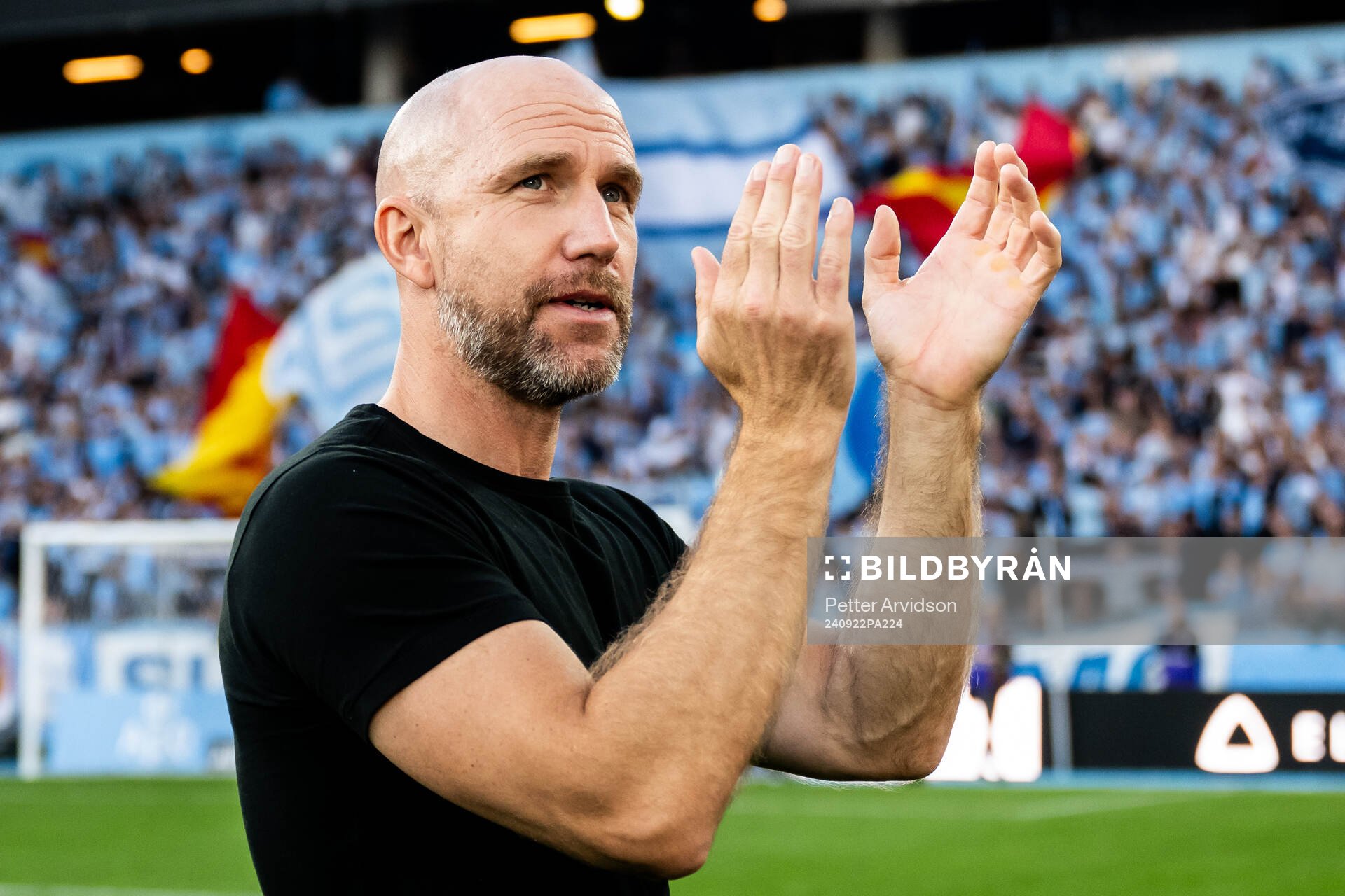 Malmö FFs tränare Henrik Rydström tackar publiken efter fotbollsmatchen i Allsvenskan mellan Malmö FF och Häcken den 22 september 2024 i Malmö.